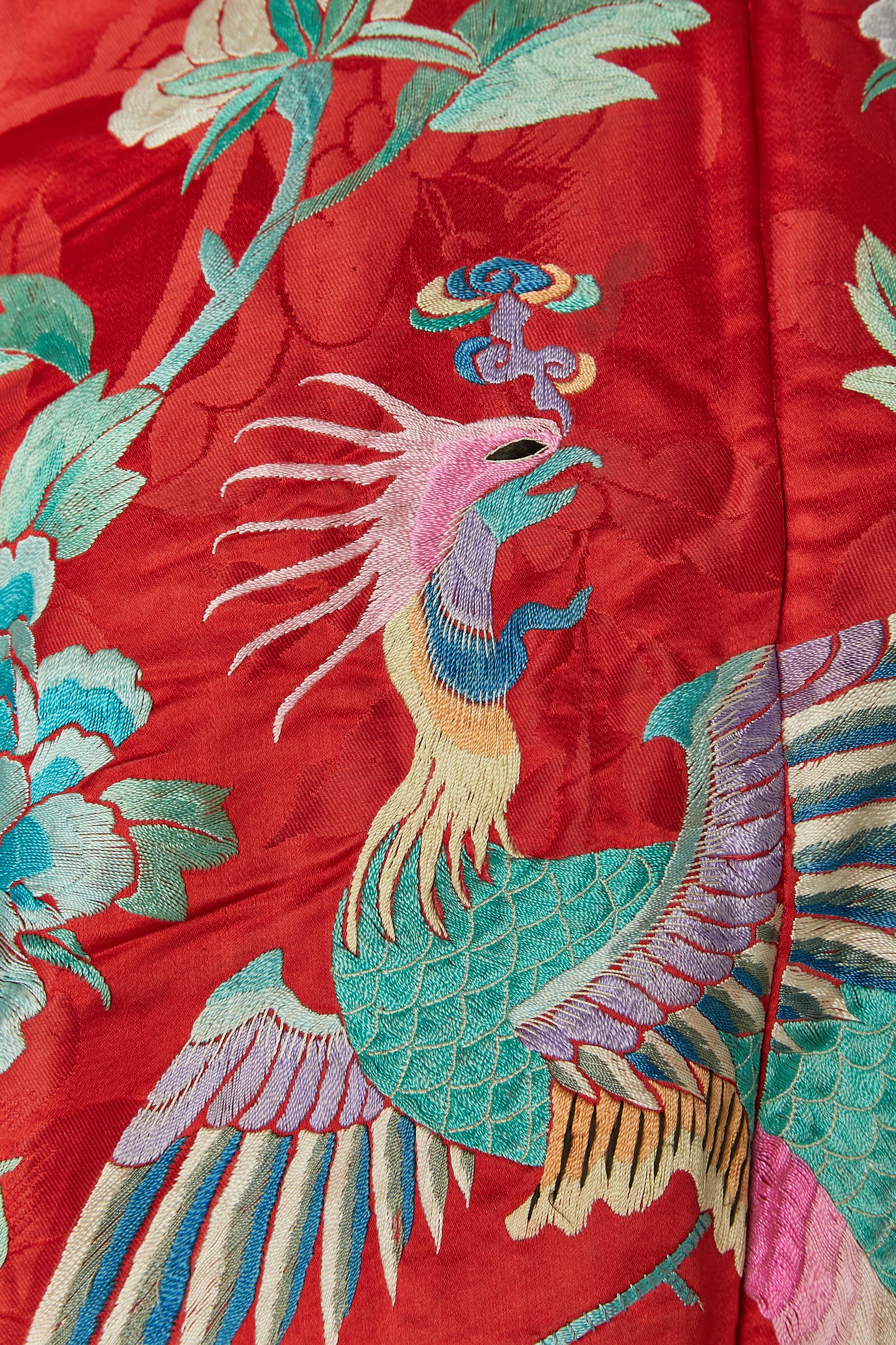 Tunica cinese in seta jacquard rossa con ricami. 
Chiusura con fiocco sul lato destro e sul lato superiore. Coulisse intorno alla scollatura. 
TAGLIA M/L 