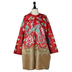 Chinesische Tunika aus rotem Seidenjacquard mit Stickereien