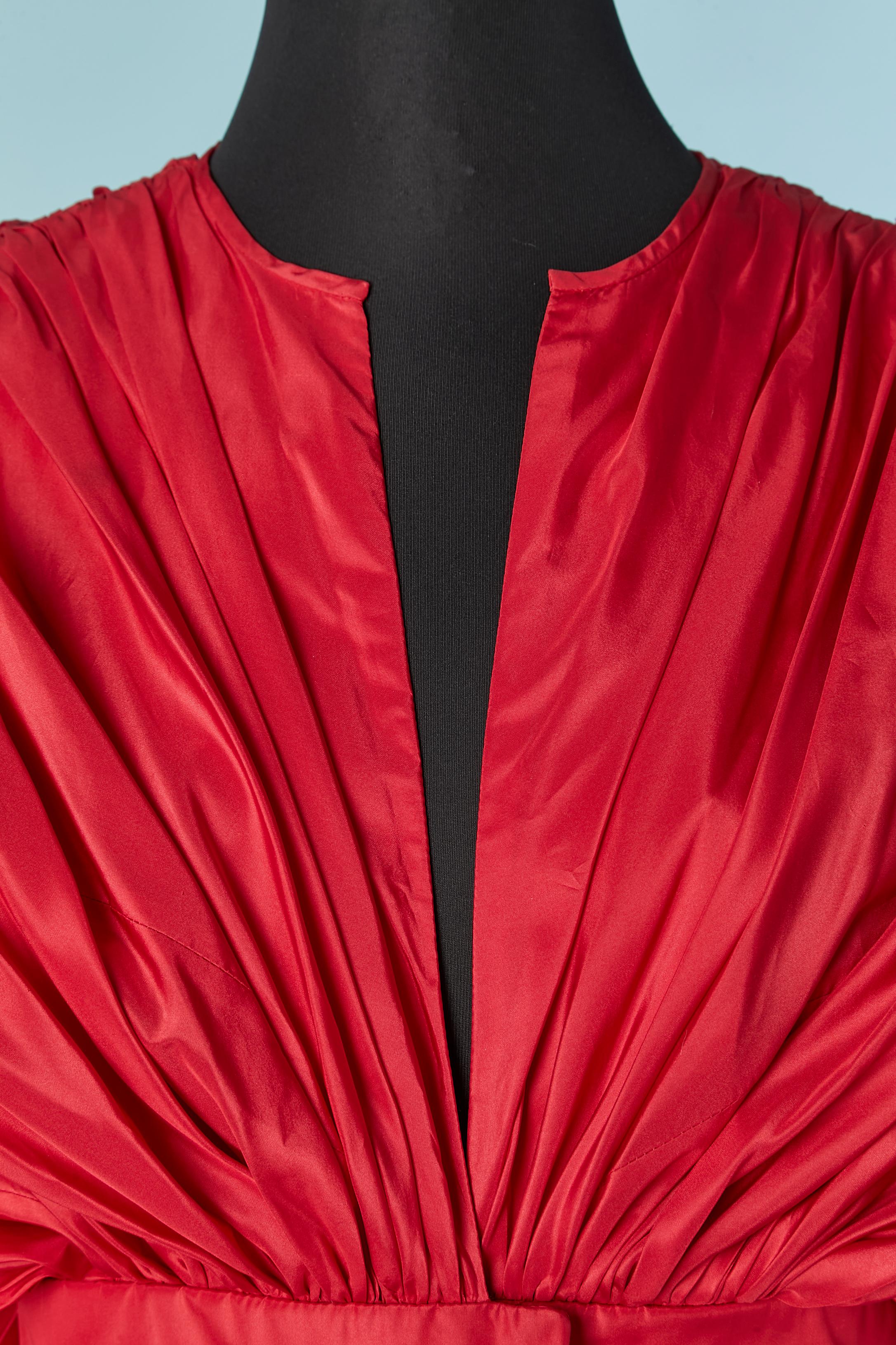 Rotes Abendkleid aus Seidentaft, vorne in der Mitte von der Taille bis zum Boden offen, mit einem Druckknopfverschluss.  Haken- und Ösenverschluss in der vorderen Mitte der Taille. Entbeint am gerafften Ärmel. In der Taille zusammenfassen. 
GRÖSSE M 