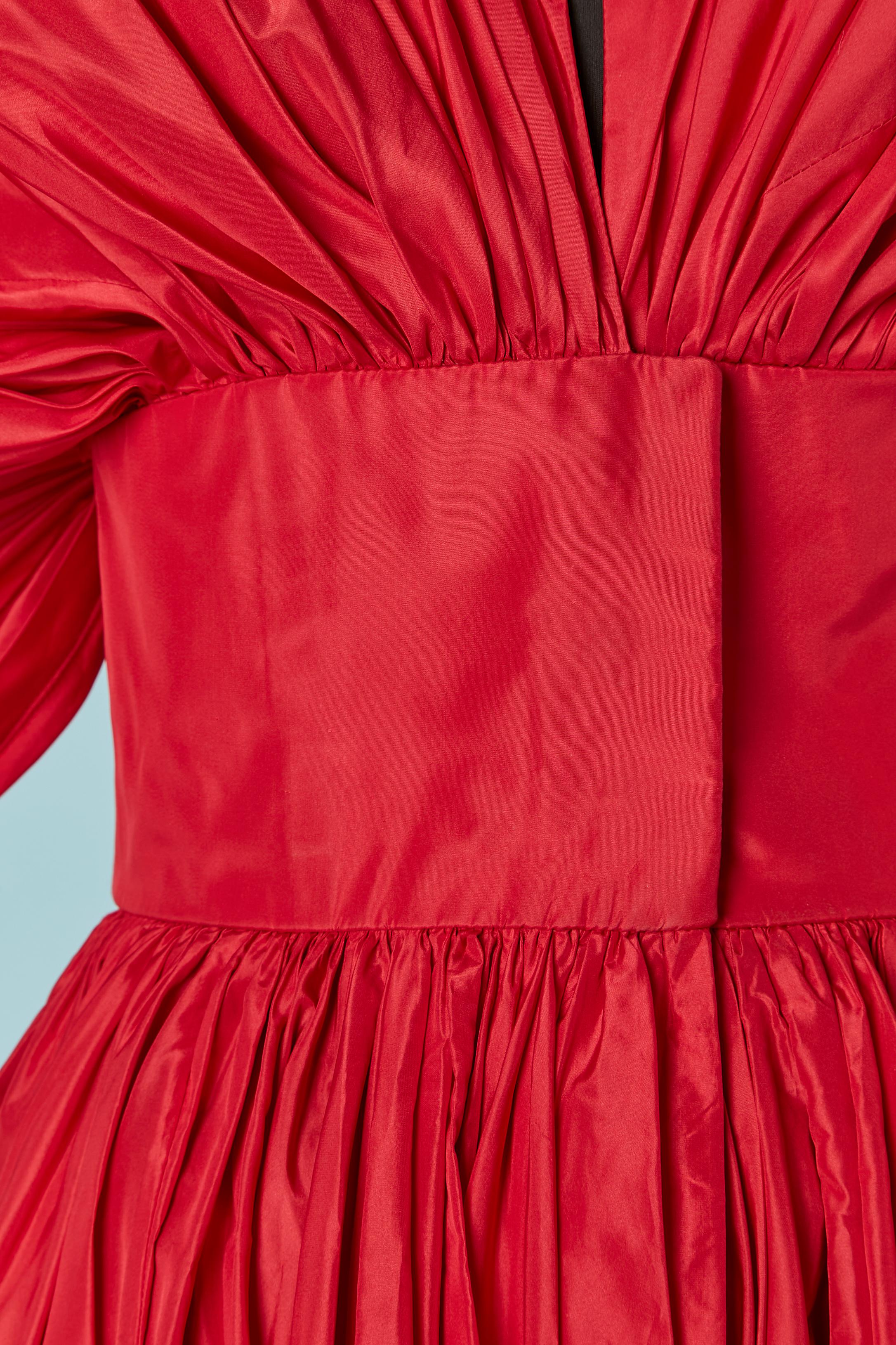 Rotes Abendkleid aus Seidentaft BRUCE OLDFIELD im Zustand „Hervorragend“ im Angebot in Saint-Ouen-Sur-Seine, FR