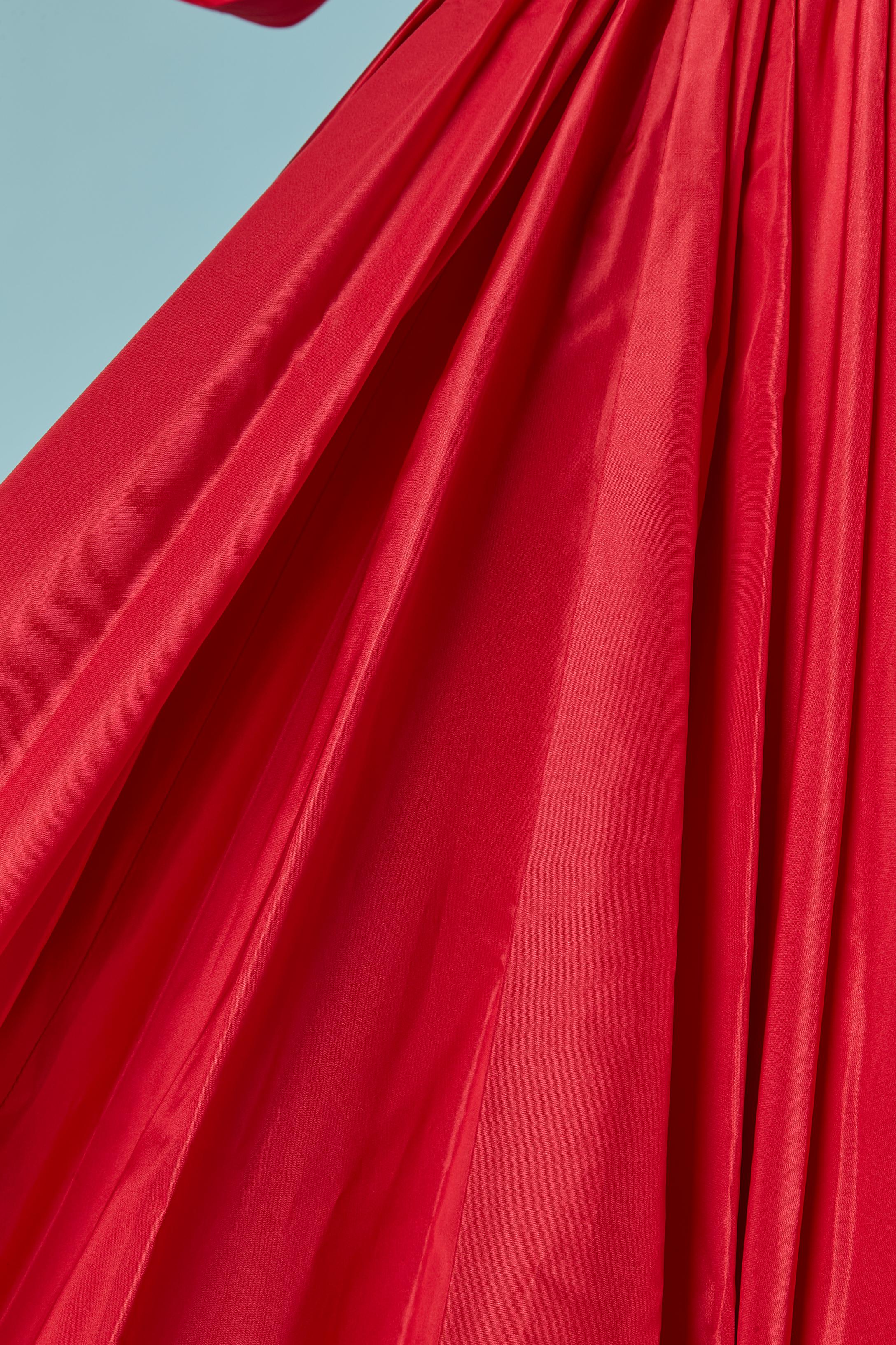 Rotes Abendkleid aus Seidentaft BRUCE OLDFIELD Damen im Angebot