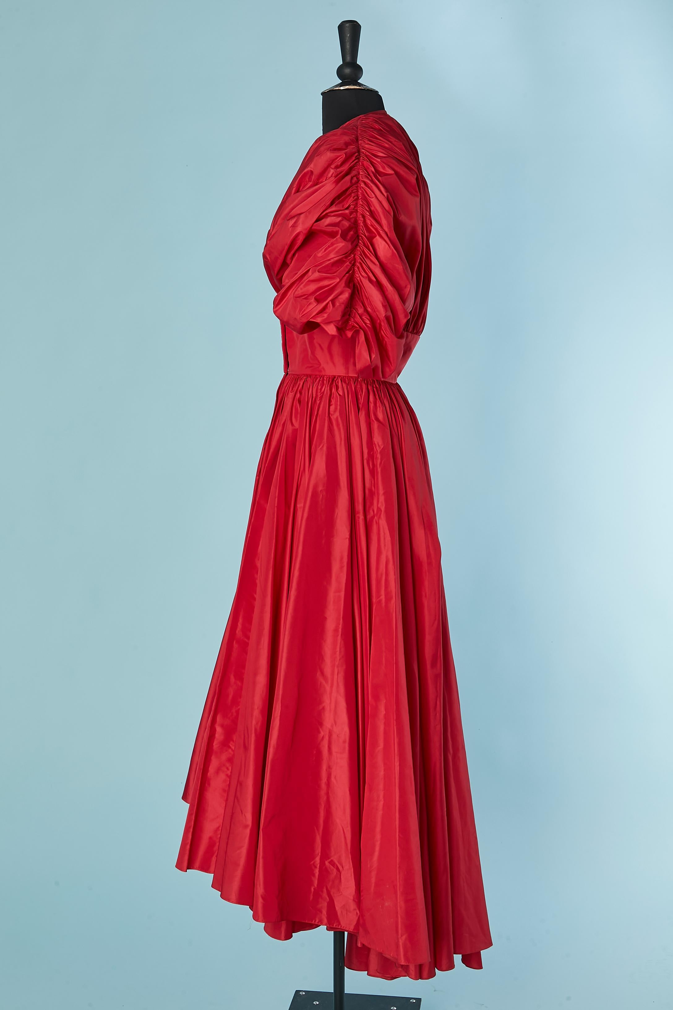 Rotes Abendkleid aus Seidentaft BRUCE OLDFIELD im Angebot 2