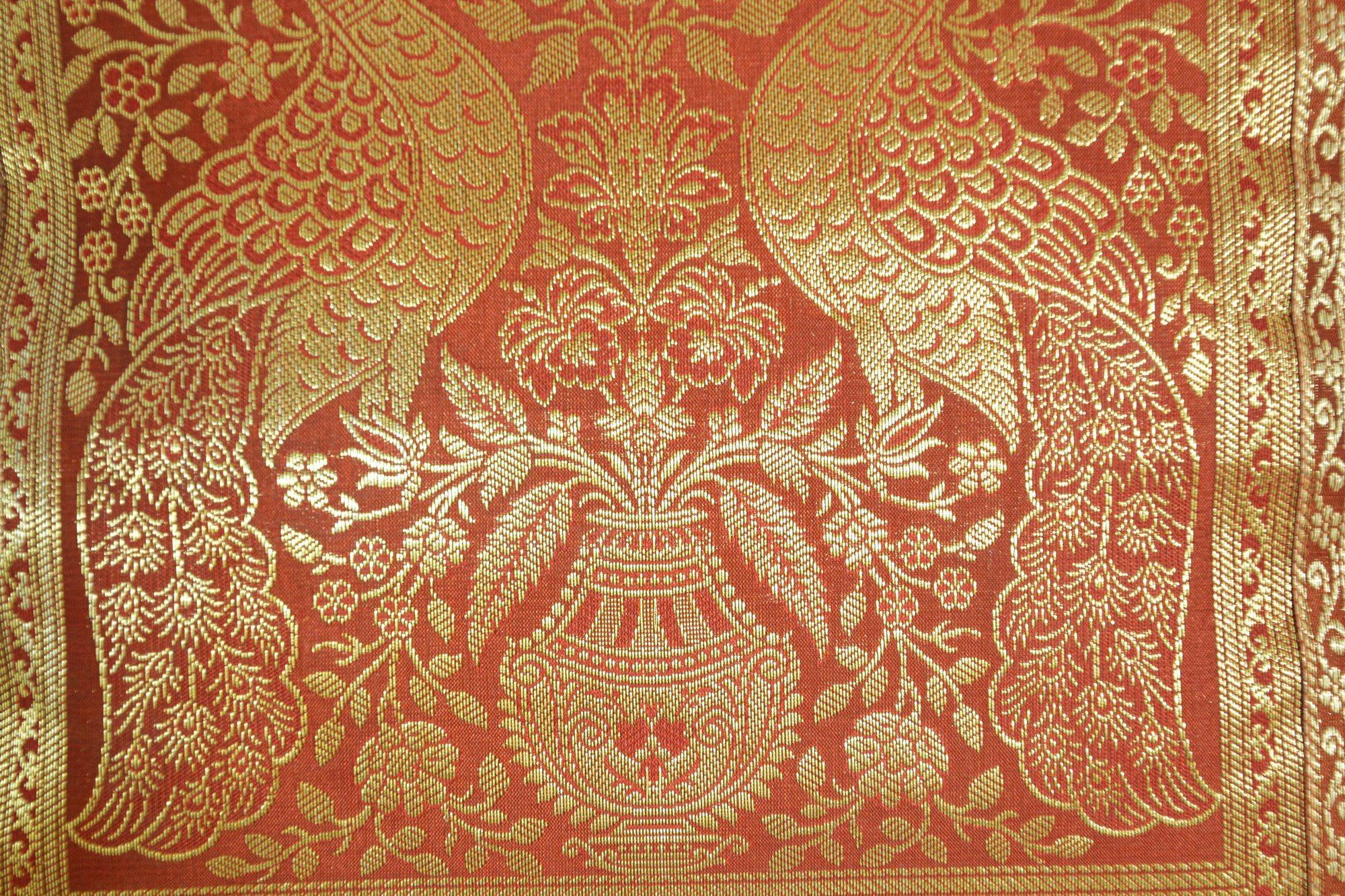 Coussin en soie rouge avec éléphants et paons Inde en vente 3