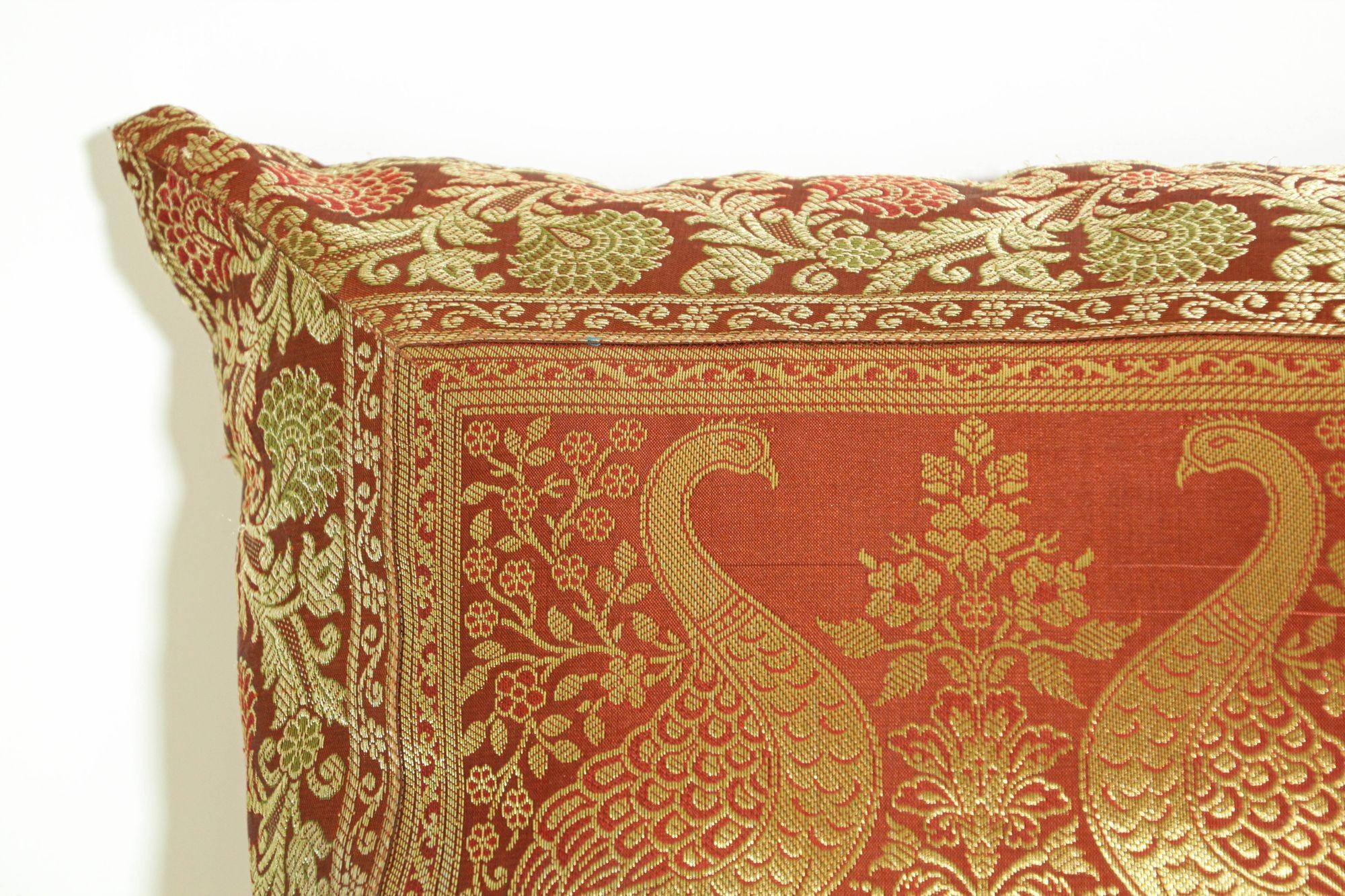 Coussin en soie rouge avec éléphants et paons Inde en vente 4
