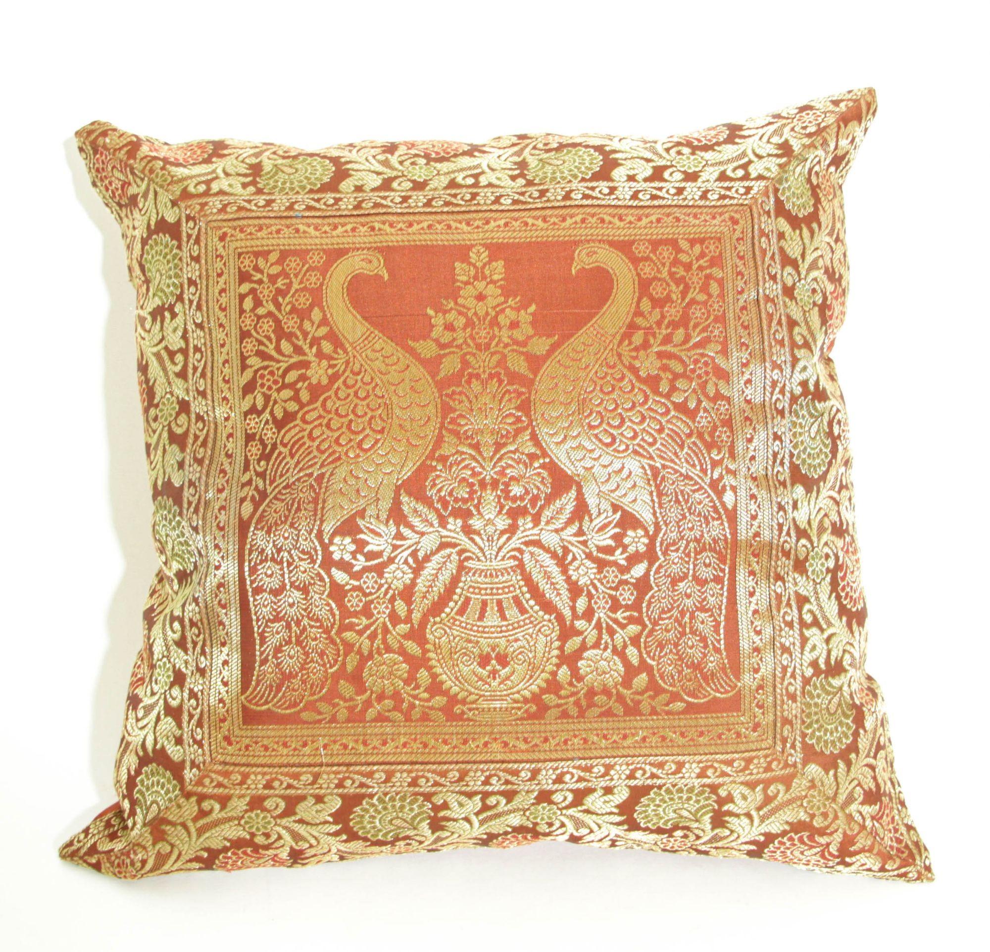 Coussin d'accent décoratif en brocart de soie.
Taie d'oreiller en soie faite de brocart de fils métalliques rouges et dorés.
Coussin décoratif en brocart de soie d'inspiration indienne avec paons et éléphants.
Éléphants avec la trompe en l'air,