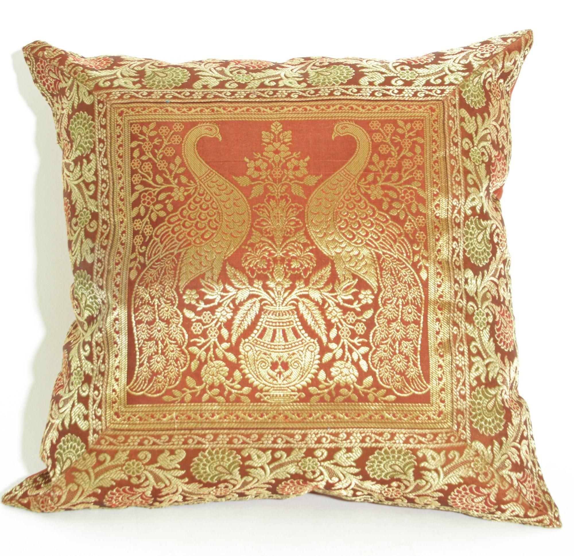 Anglo Raj Coussin en soie rouge avec éléphants et paons Inde en vente