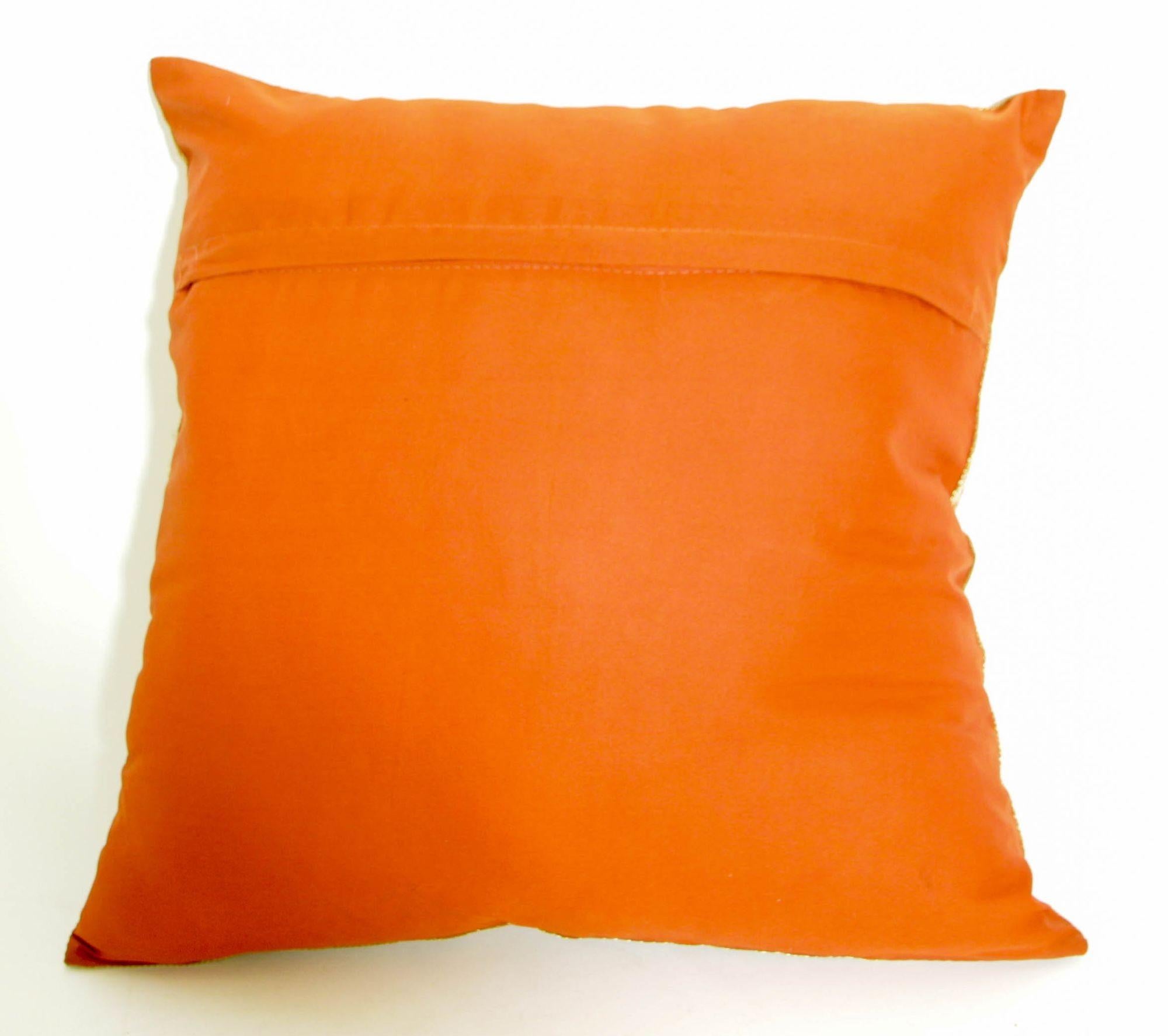 Indien Coussin en soie rouge avec éléphants et paons Inde en vente