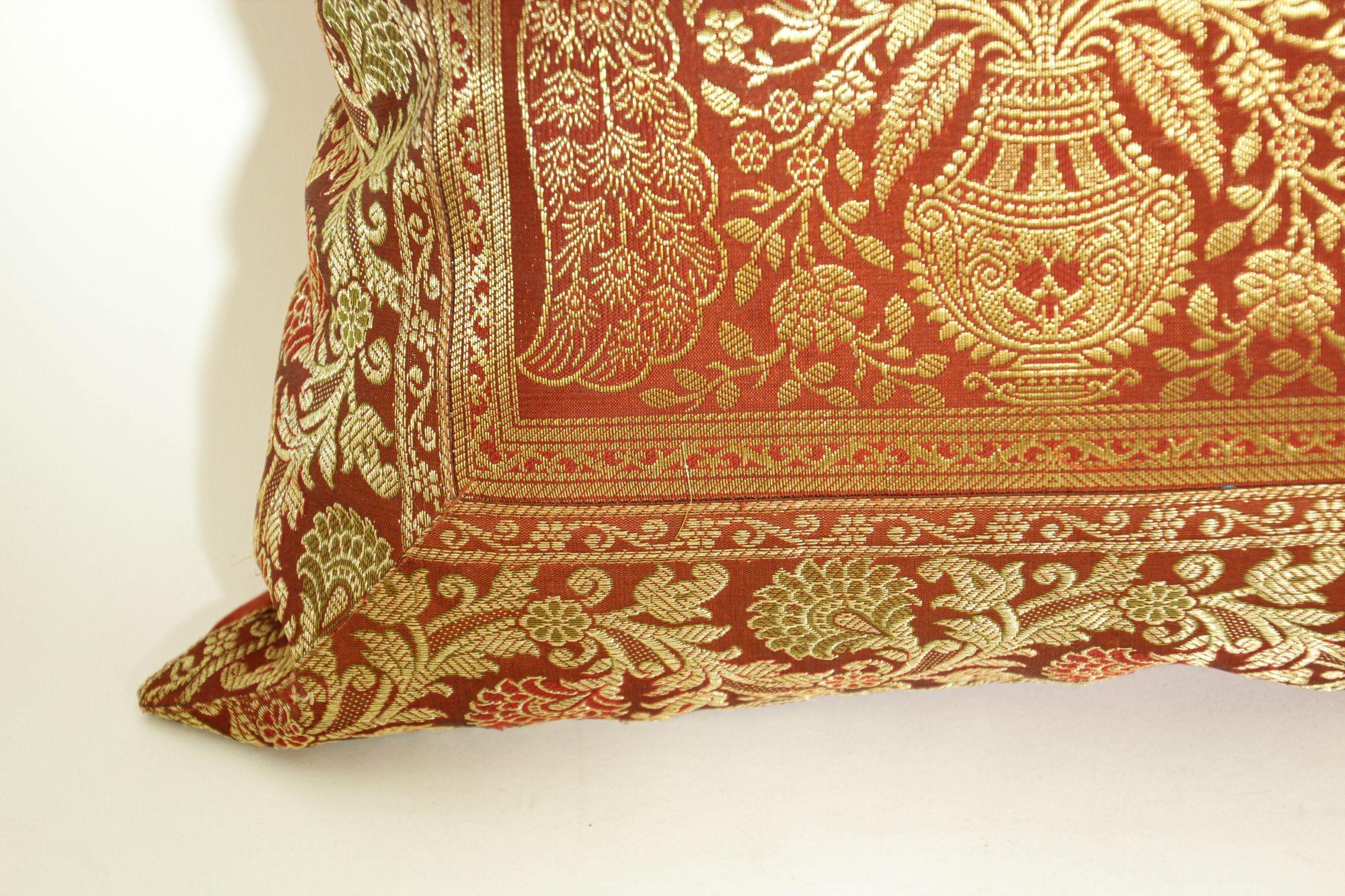 Coussin en soie rouge avec éléphants et paons Inde Bon état - En vente à North Hollywood, CA