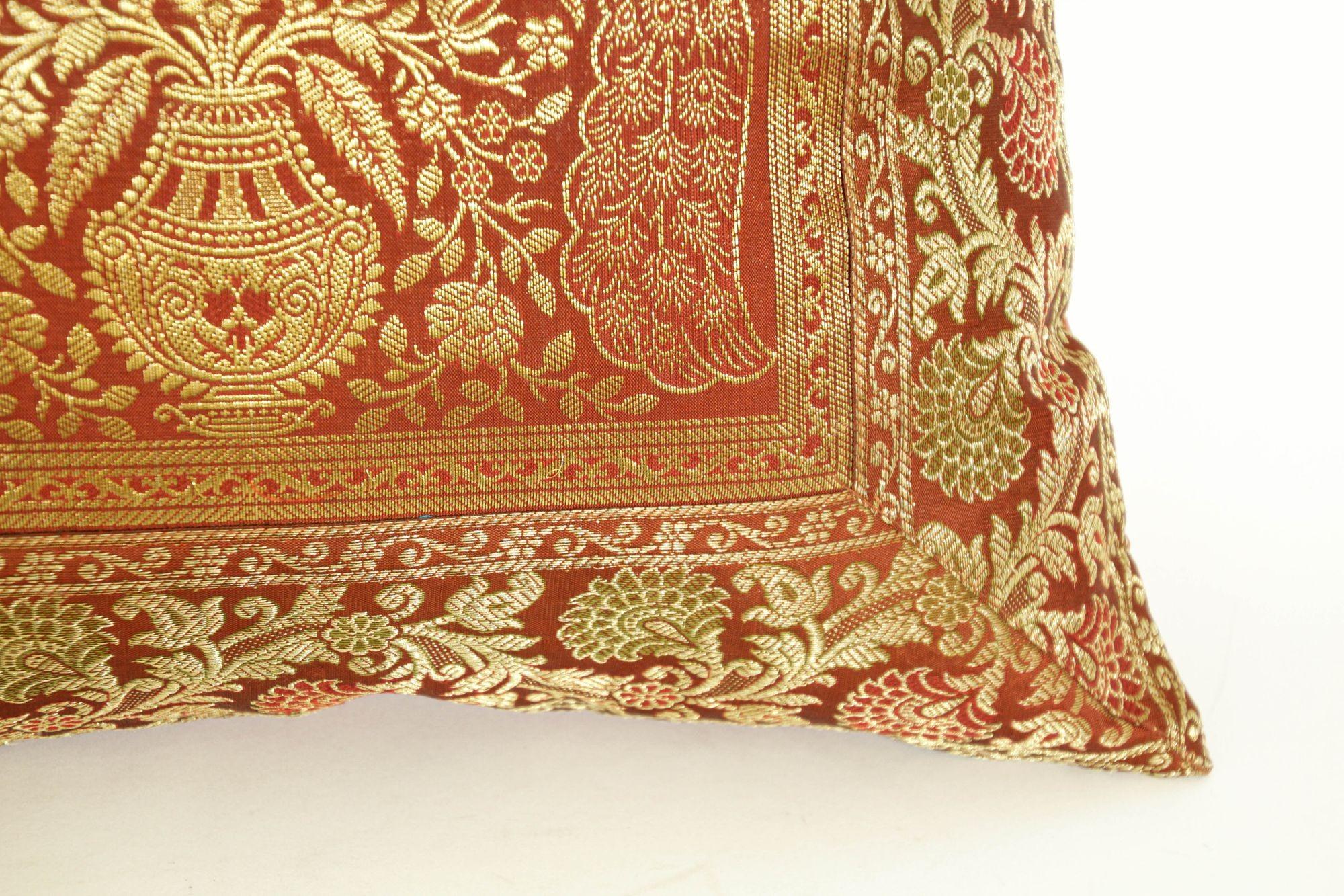 Fin du 20e siècle Coussin en soie rouge avec éléphants et paons Inde en vente