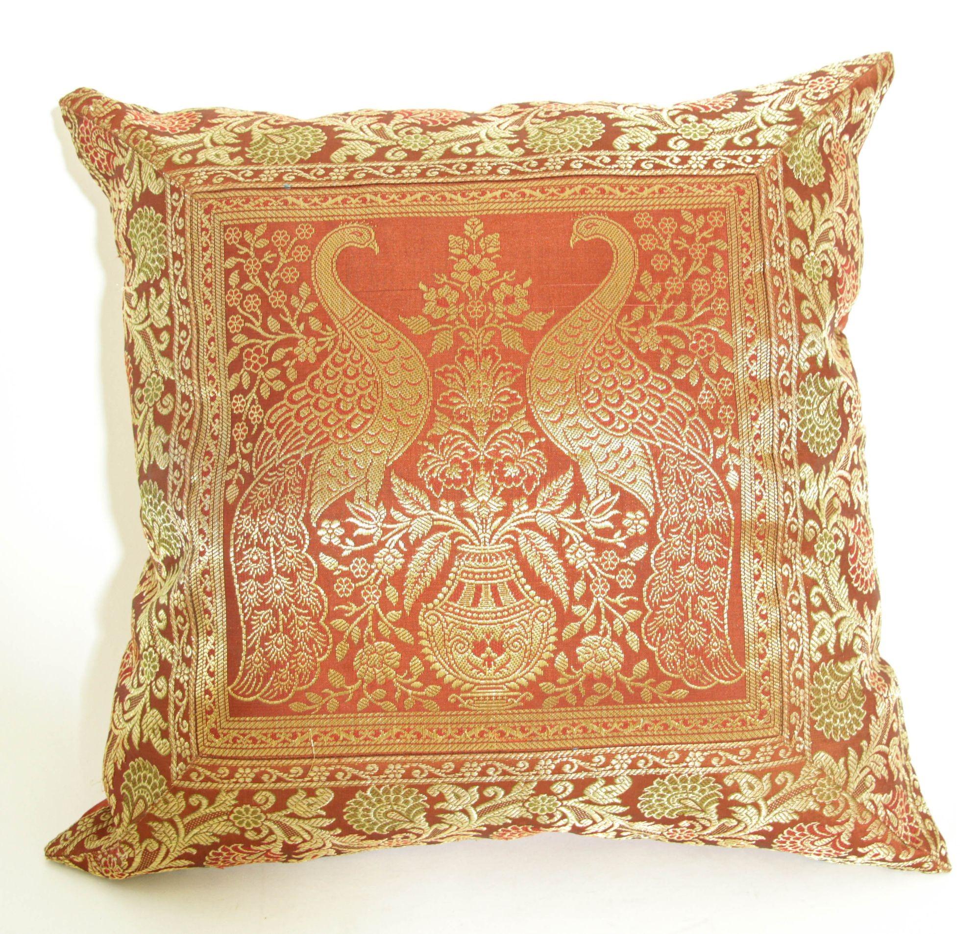 Soie Coussin en soie rouge avec éléphants et paons Inde en vente