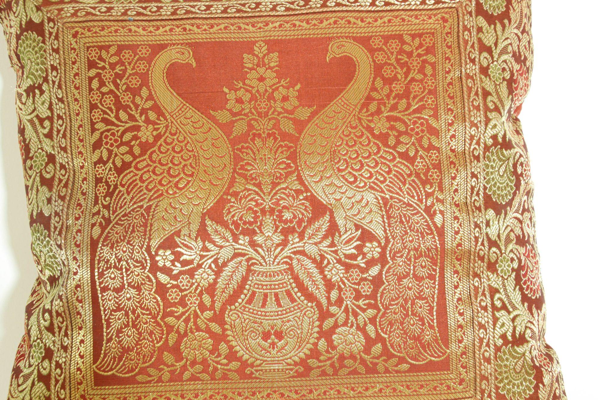 Coussin en soie rouge avec éléphants et paons Inde en vente 1