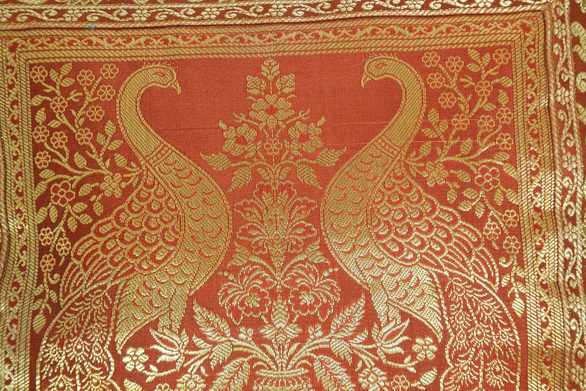 Coussin en soie rouge avec éléphants et paons Inde en vente 2
