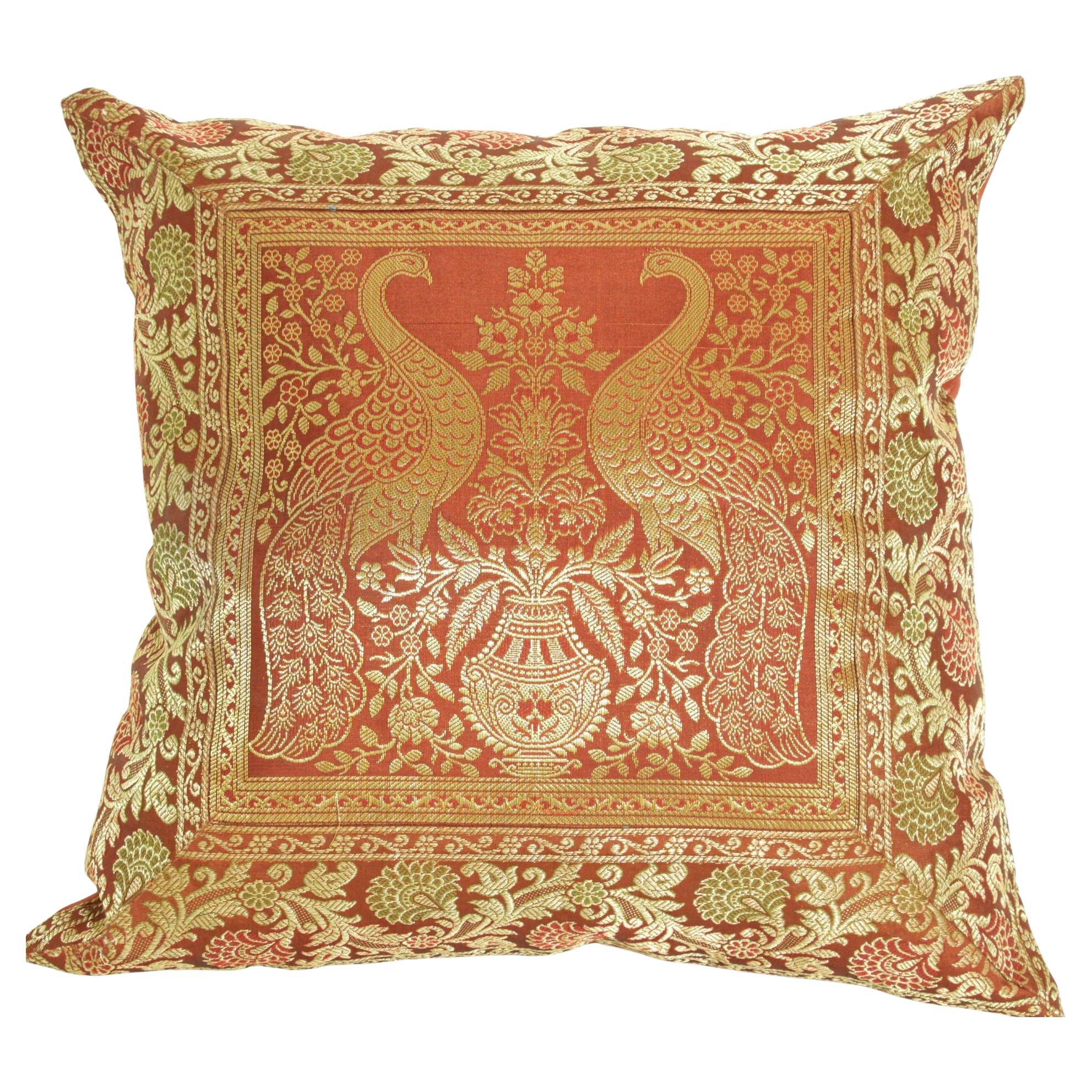 Rotes Seiden-Überwurfkissen mit Elefanten und Pfauen, Indien