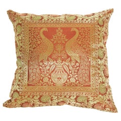 Almohada de seda roja con elefantes y pavos reales India