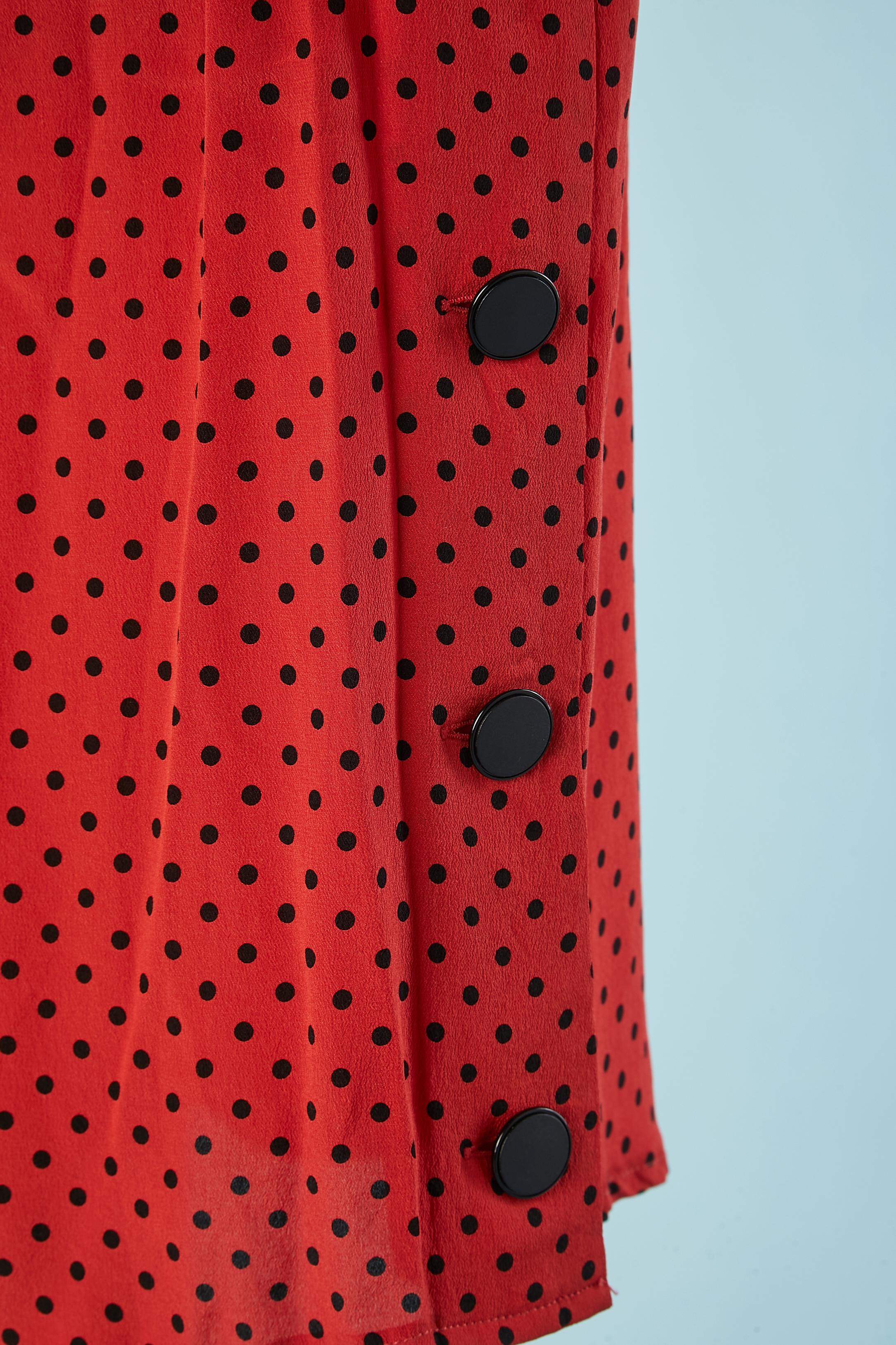 Ensemble haut et jupe en soie rouge à pois noirs Calvin Klein  Excellent état - En vente à Saint-Ouen-Sur-Seine, FR