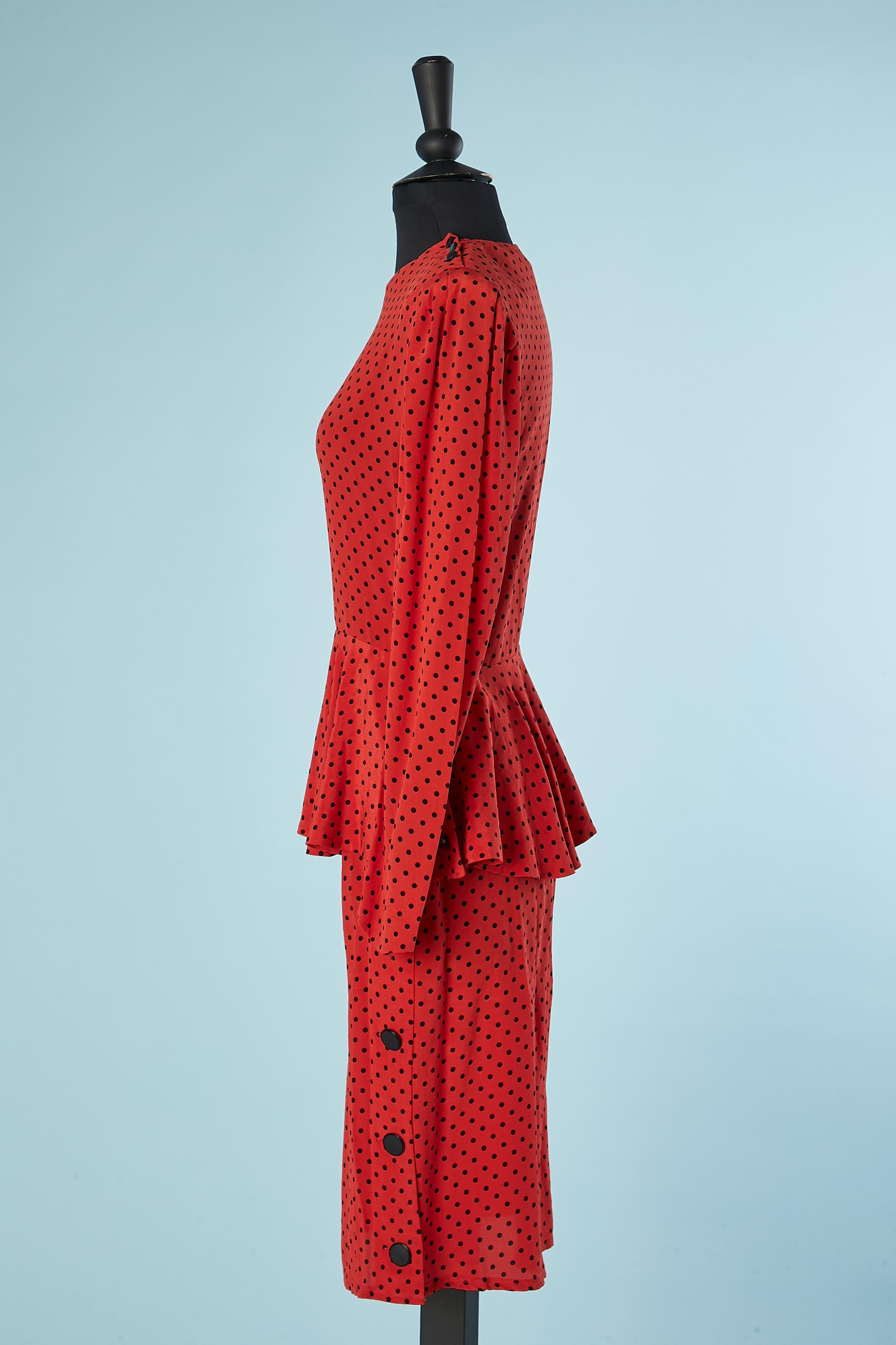 Ensemble haut et jupe en soie rouge à pois noirs Calvin Klein  Pour femmes en vente