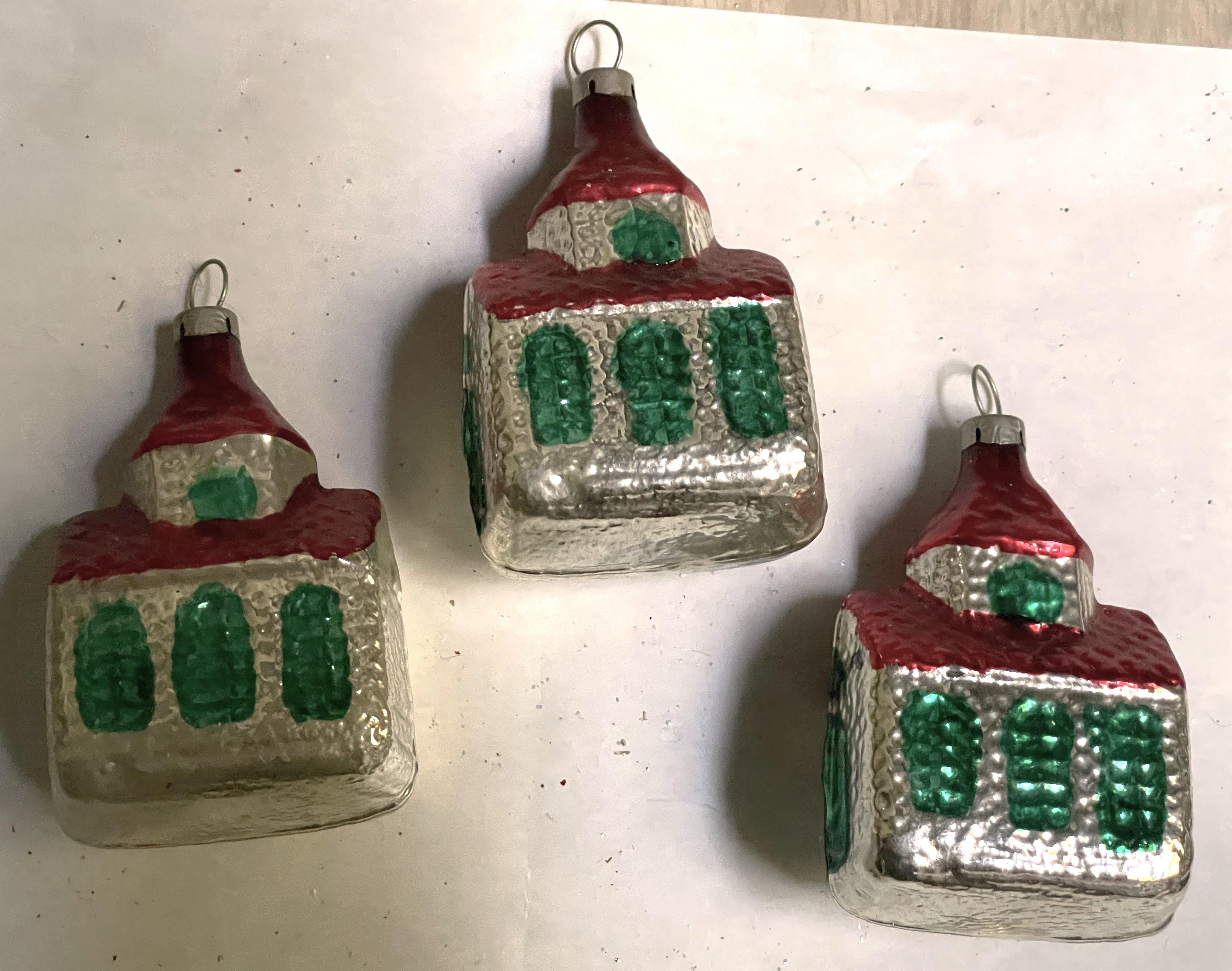 Un simpatico lotto di tre ornamenti per l'albero di Natale a forma di chiesa in stile tradizionale, soffiati a mano, che sarebbero un'aggiunta favolosa a qualsiasi decorazione stagionale. Le chiese sono in vetro argentato al mercurio, i tetti sono
