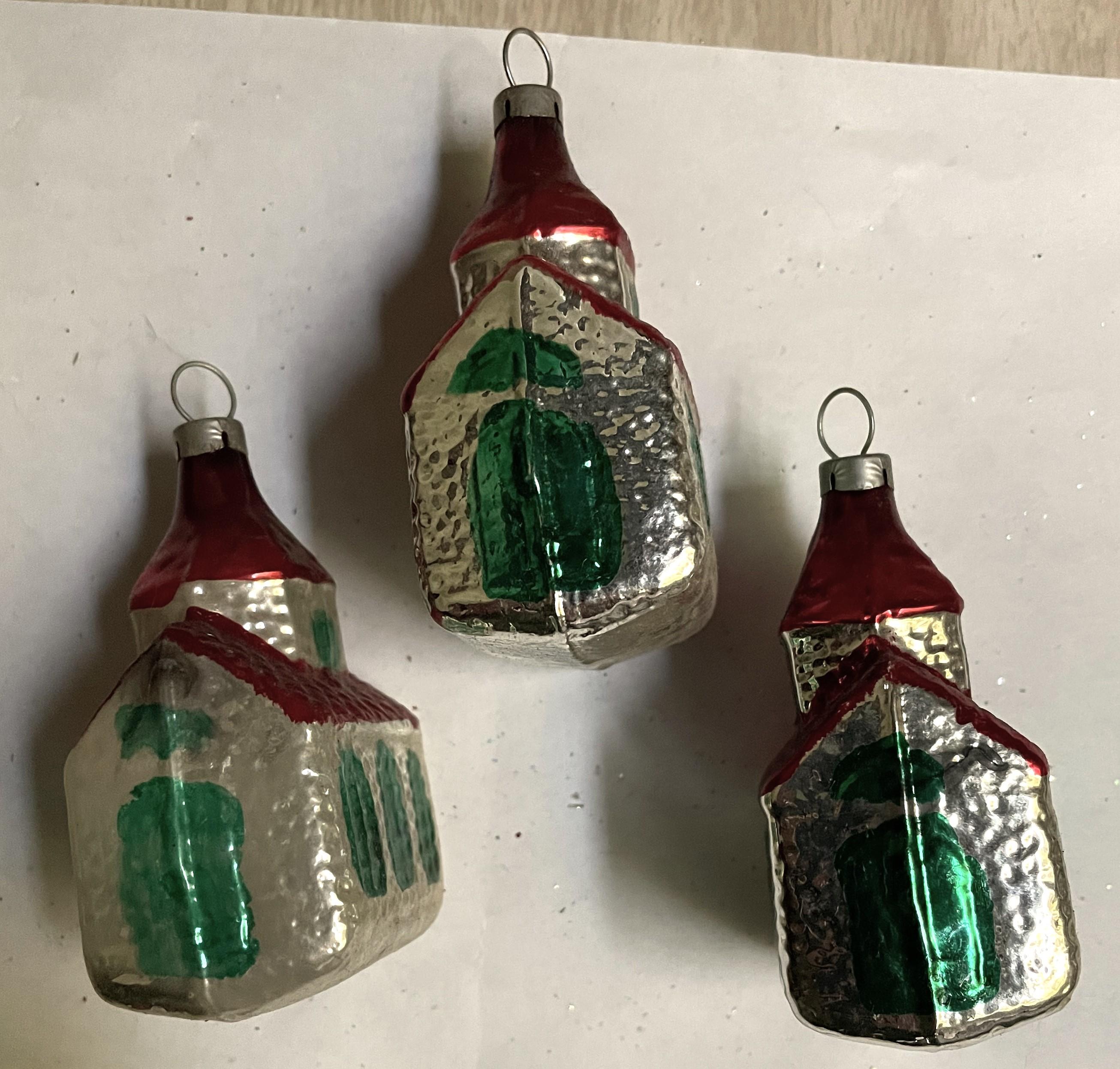 Mid-Century moderno Ornamenti per l'albero di Natale della chiesa in vetro soffiato rosso e argento Mercury, lotto di 3 pezzi in vendita