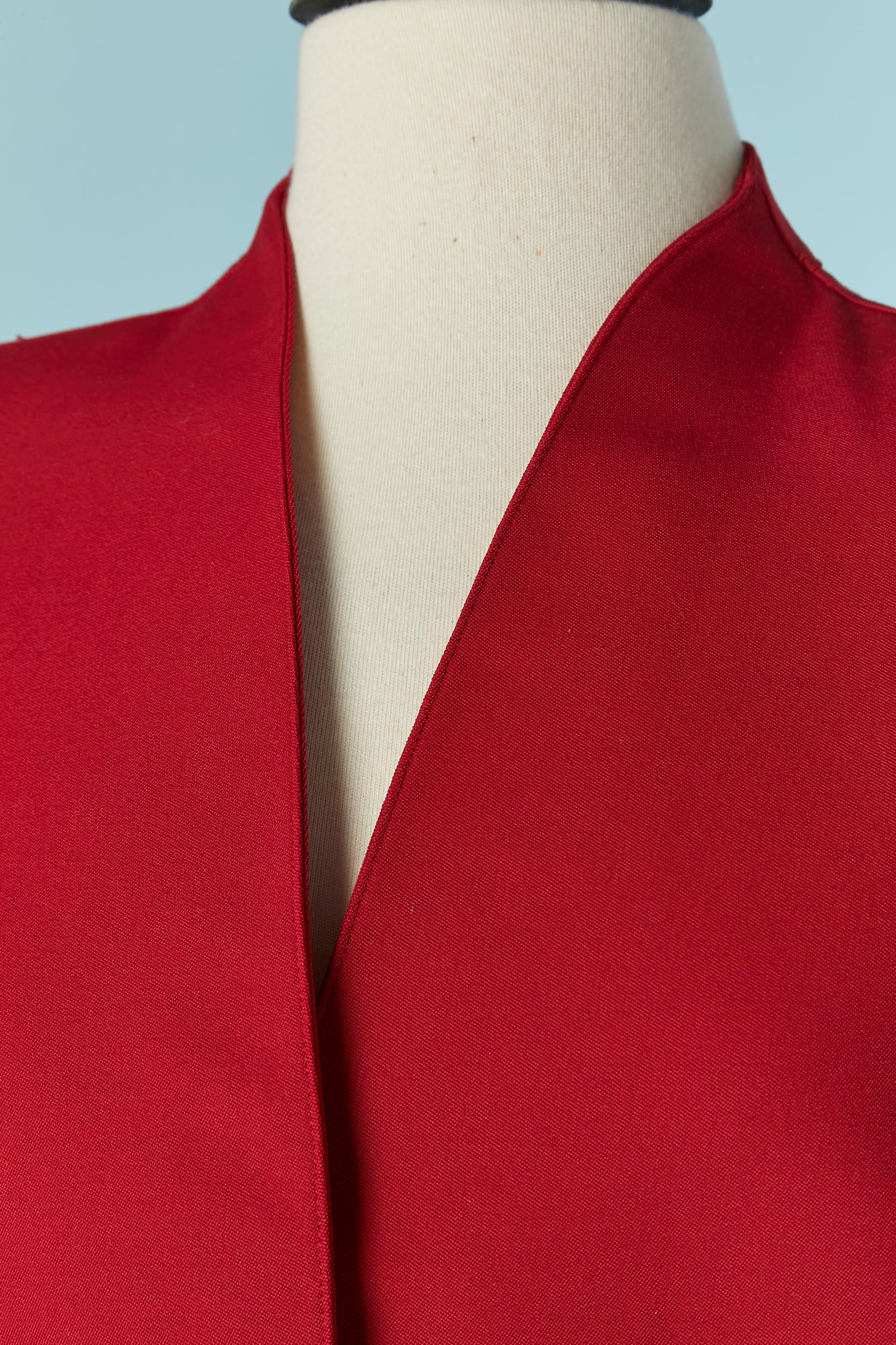 Giacca rossa monopetto. Fodera in acetato o rayon. Una chiusura a scatto sul centro della parte anteriore. Manica raglan. Spallaccio. Tasca su entrambi i lati. 
TAGLIA 42 / L 