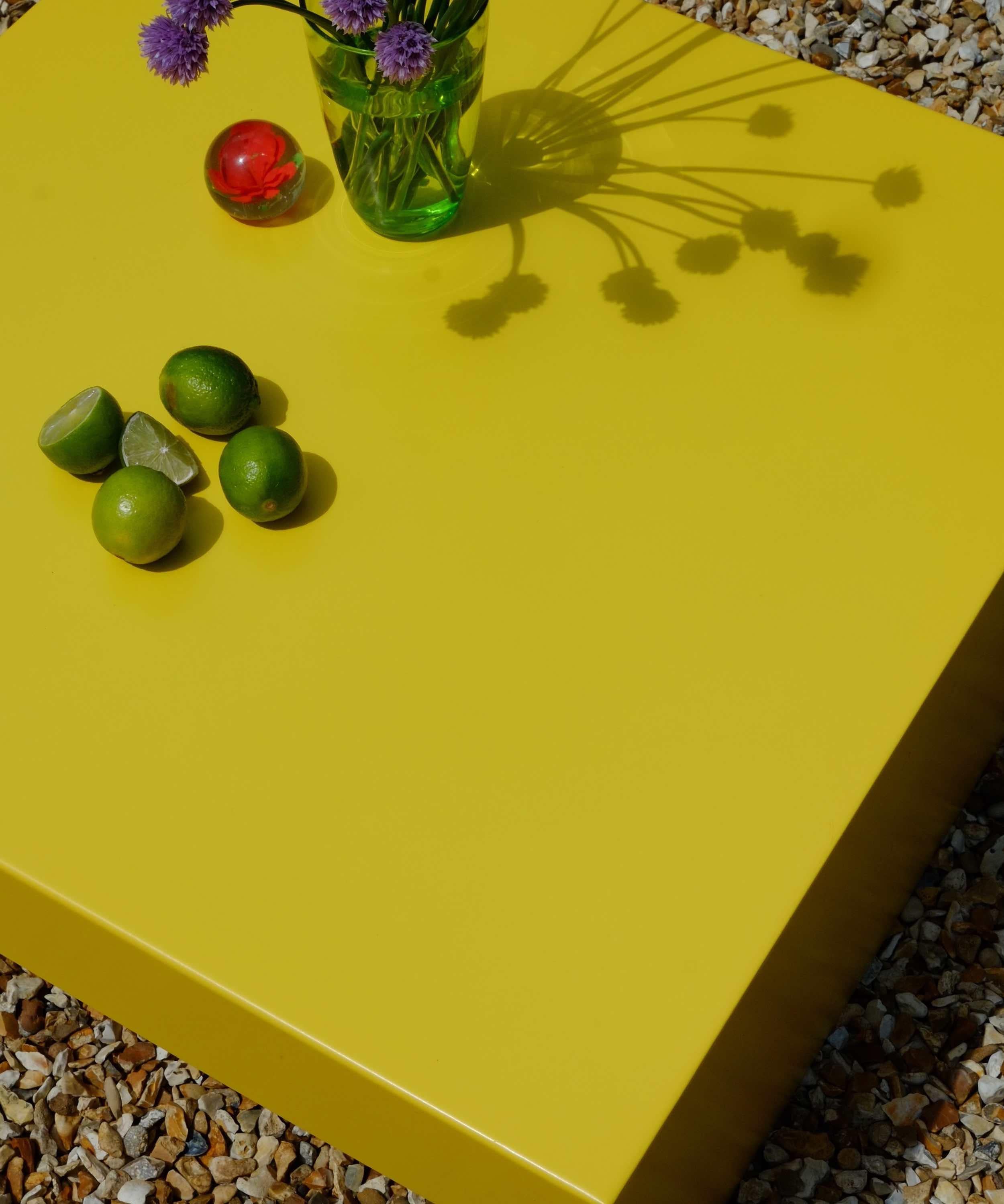 Mesa baja cuadrada de aluminio roja de una sola forma - Personalizable en venta 8