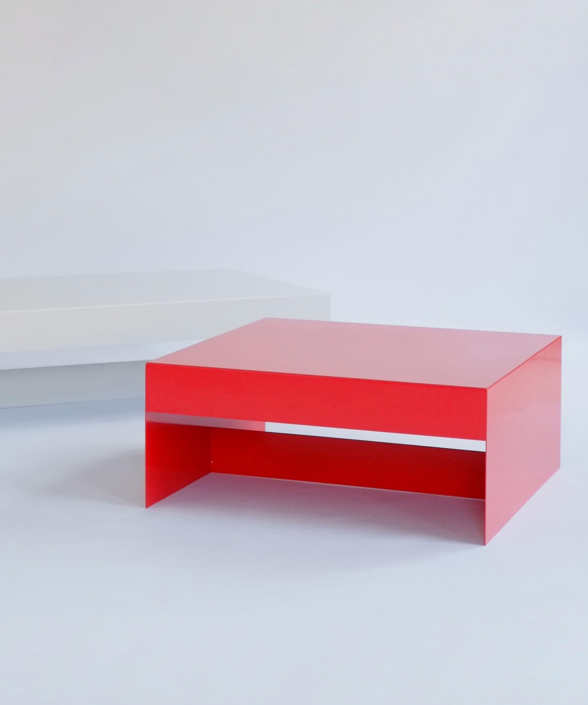 La mesa de centro de una sola forma. Un elemental centrado en la forma y la función. Fabricada en aluminio con recubrimiento de polvo y disponible en colores personalizables, la mesa de centro Single Form es un diseño sorprendente, atrevido y