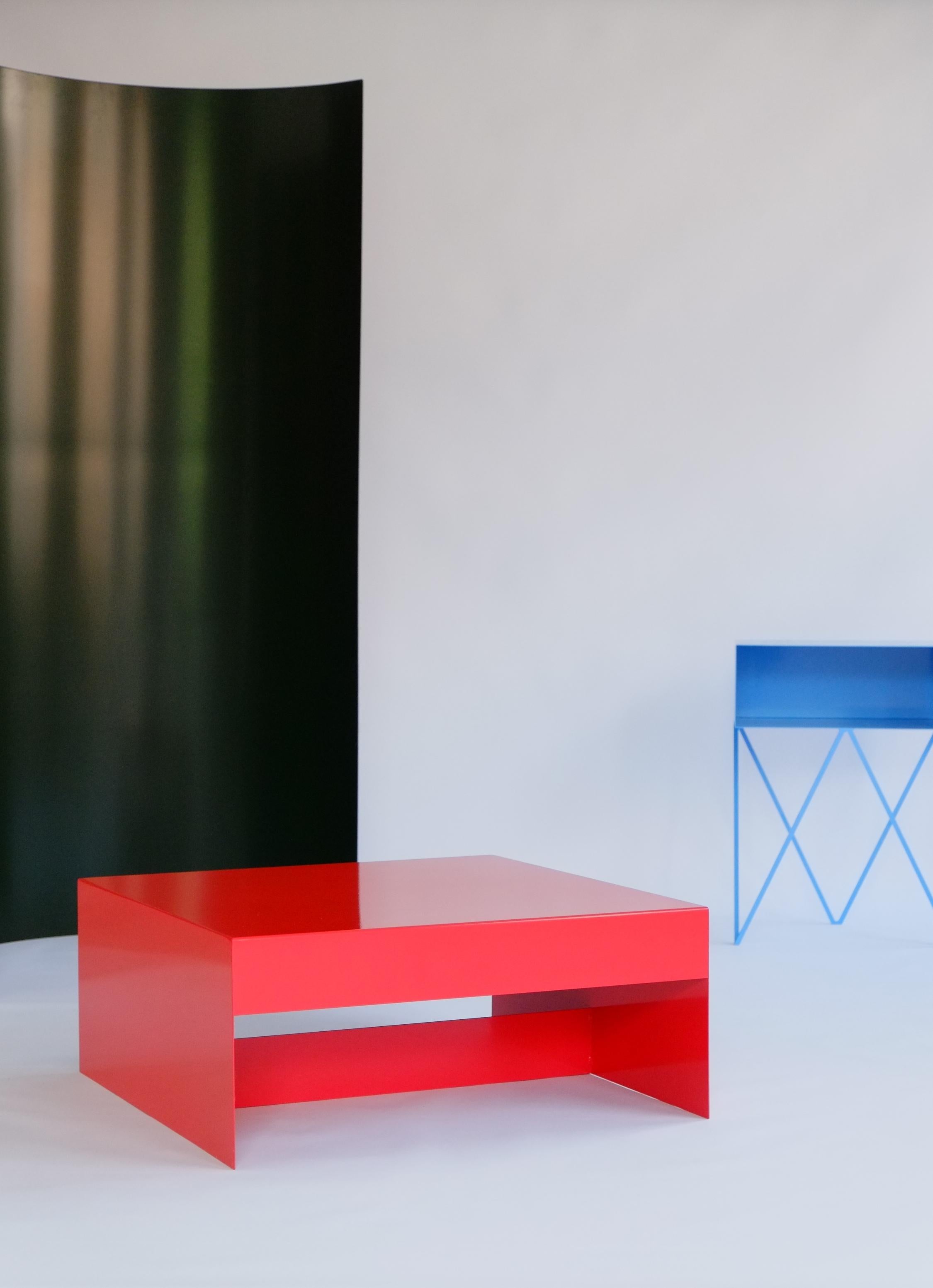 Mesa baja cuadrada de aluminio roja de una sola forma - Personalizable Británico en venta
