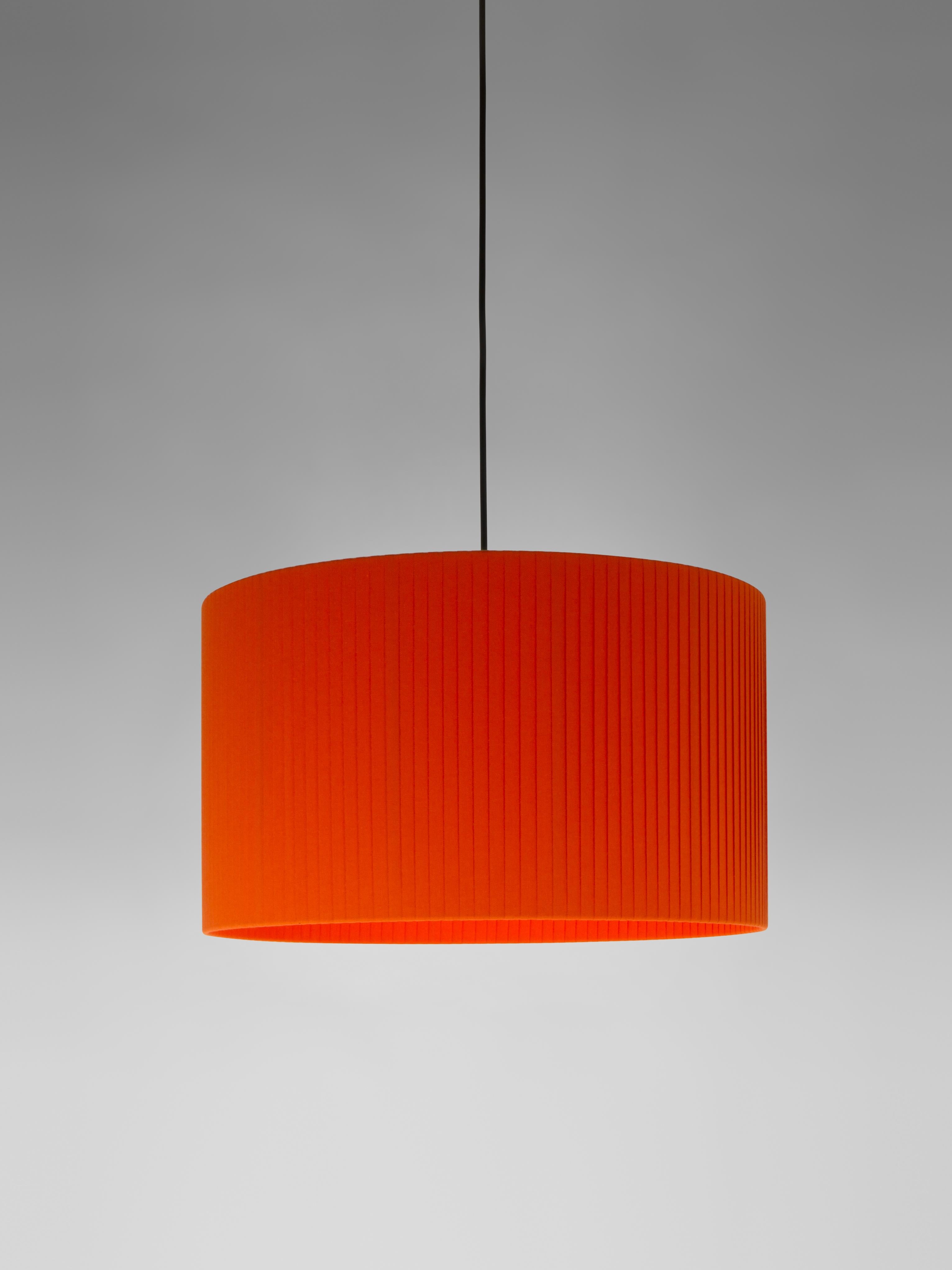 Red Sísísí Cilíndricas GT2 pendant lamp by Santa & Cole
Dimensions: D 45 x H 27 cm
Materials: Metal, ribbon.
Available in other colors.
Also available in two lights version.

Cylindrical in shape, there are two sizes: the PT2 being the small