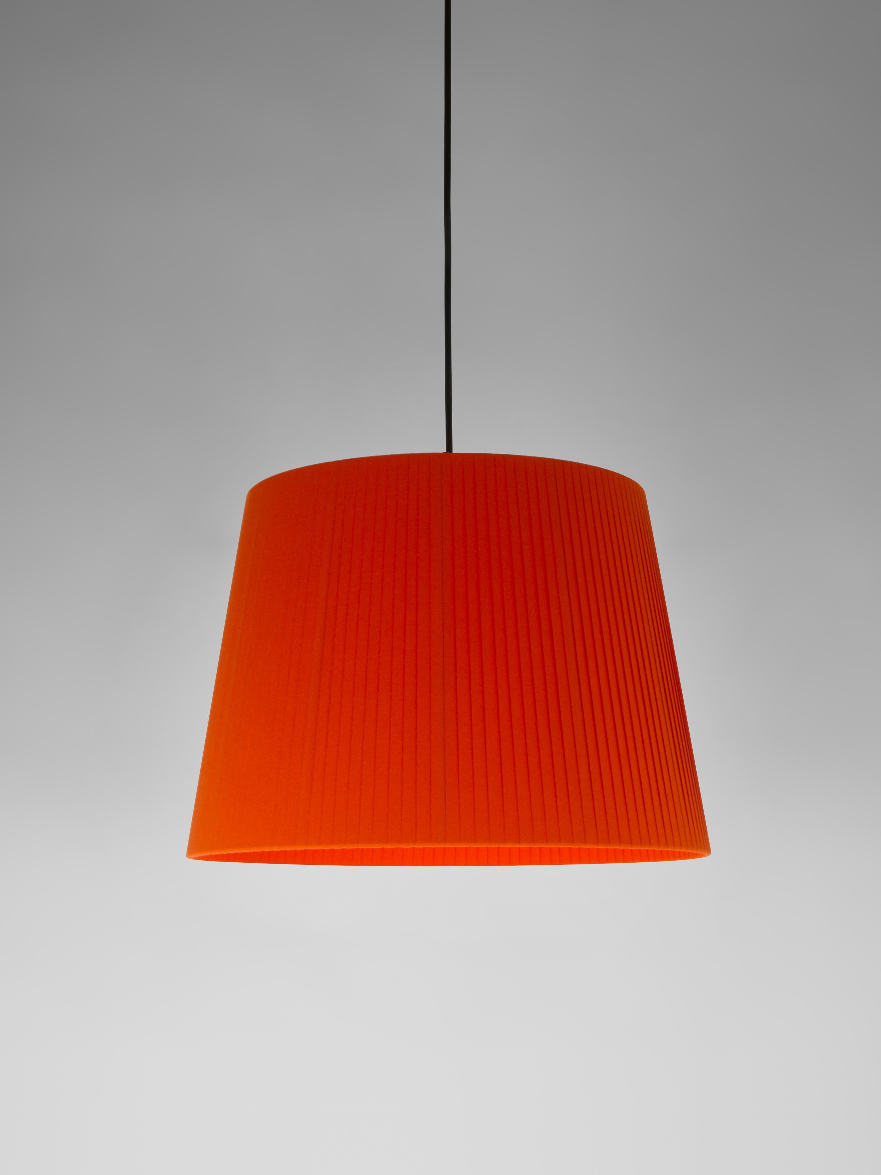 Red Sísísí Cónicas GT1 pendant lamp by Santa & Cole
Dimensions: D 45 x H 32 cm
Materials: Metal, ribbon.
Available in other colors.
Also available in two lights version.

The conical shape group has multiple finishes and sizes. It consists of