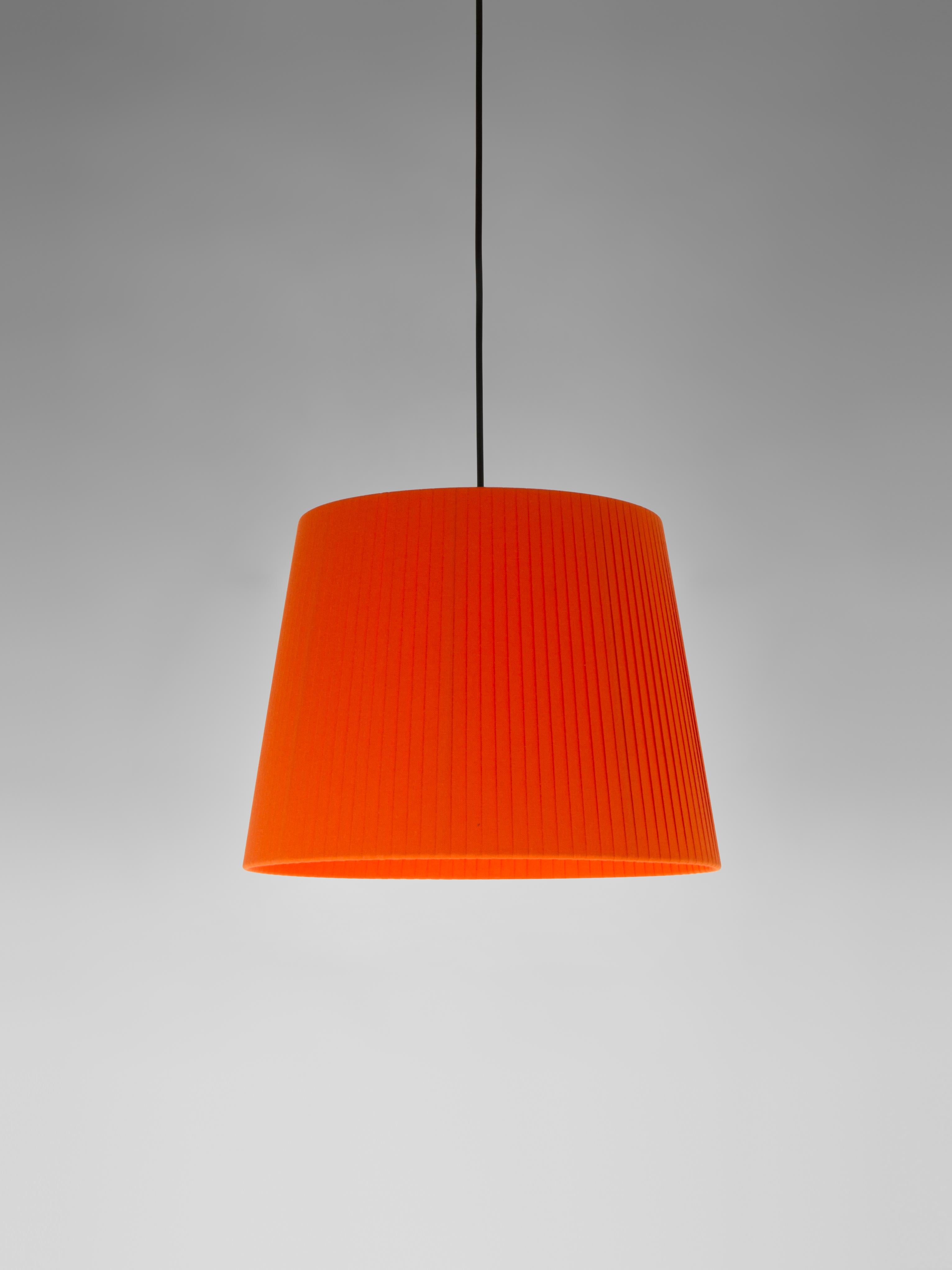 Red sísísí cónicas GT3 pendant lamp by Santa & Cole
Dimensions: D 36 x H 27 cm
Materials: Metal, ribbon.
Available in other colors.

The conical shape group has multiple finishes and sizes. It consists of four sizes: PT1, MT1, GT1 and GT3, and