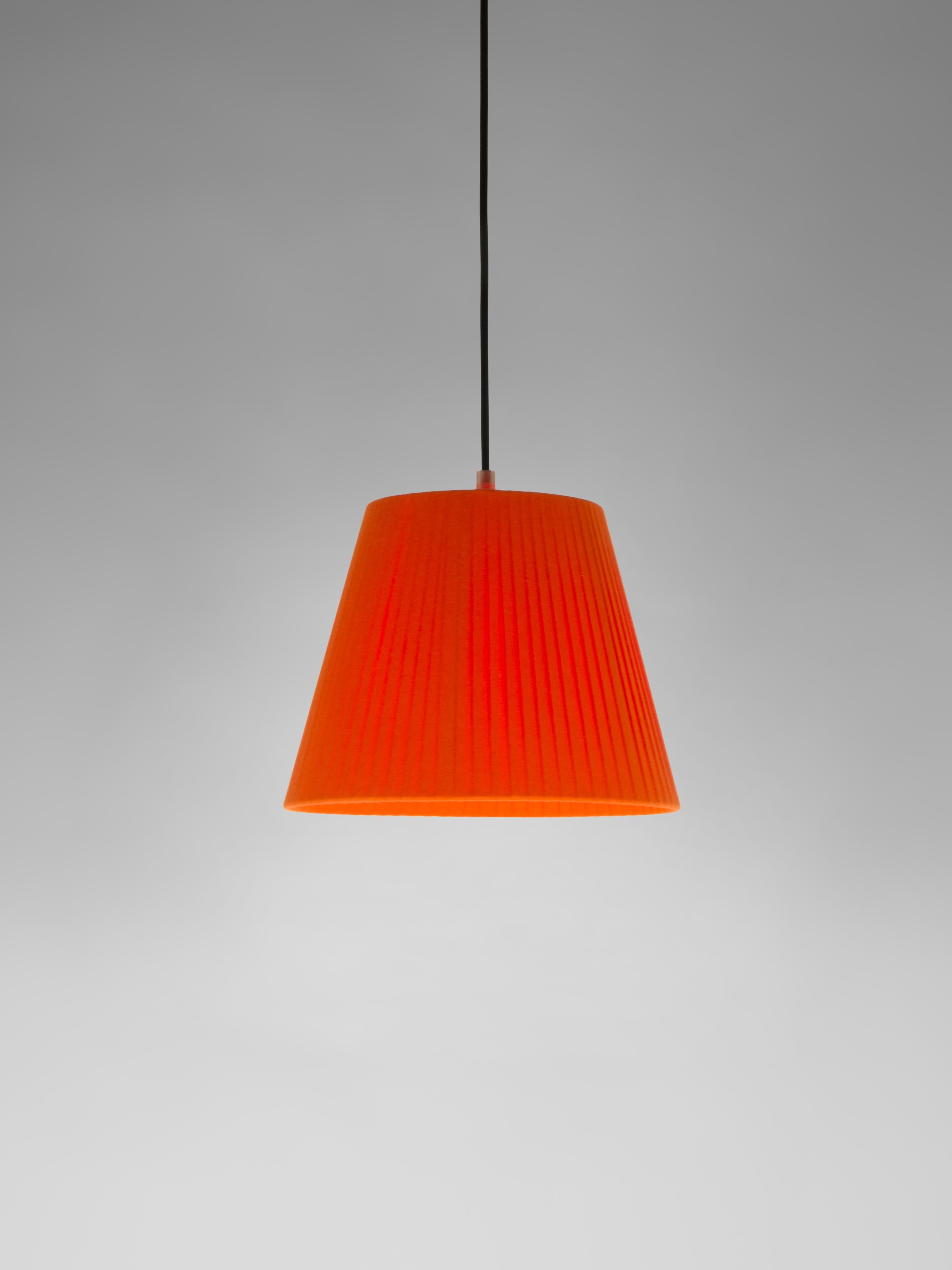 Red Sísísí Cónicas MT1 pendant lamp by Santa & Cole
Dimensions: D 25 x H 20 cm
Materials: Metal, ribbon.
Available in other colors.

The conical shape group has multiple finishes and sizes. It consists of four sizes: PT1, MT1, GT1 and GT3, and