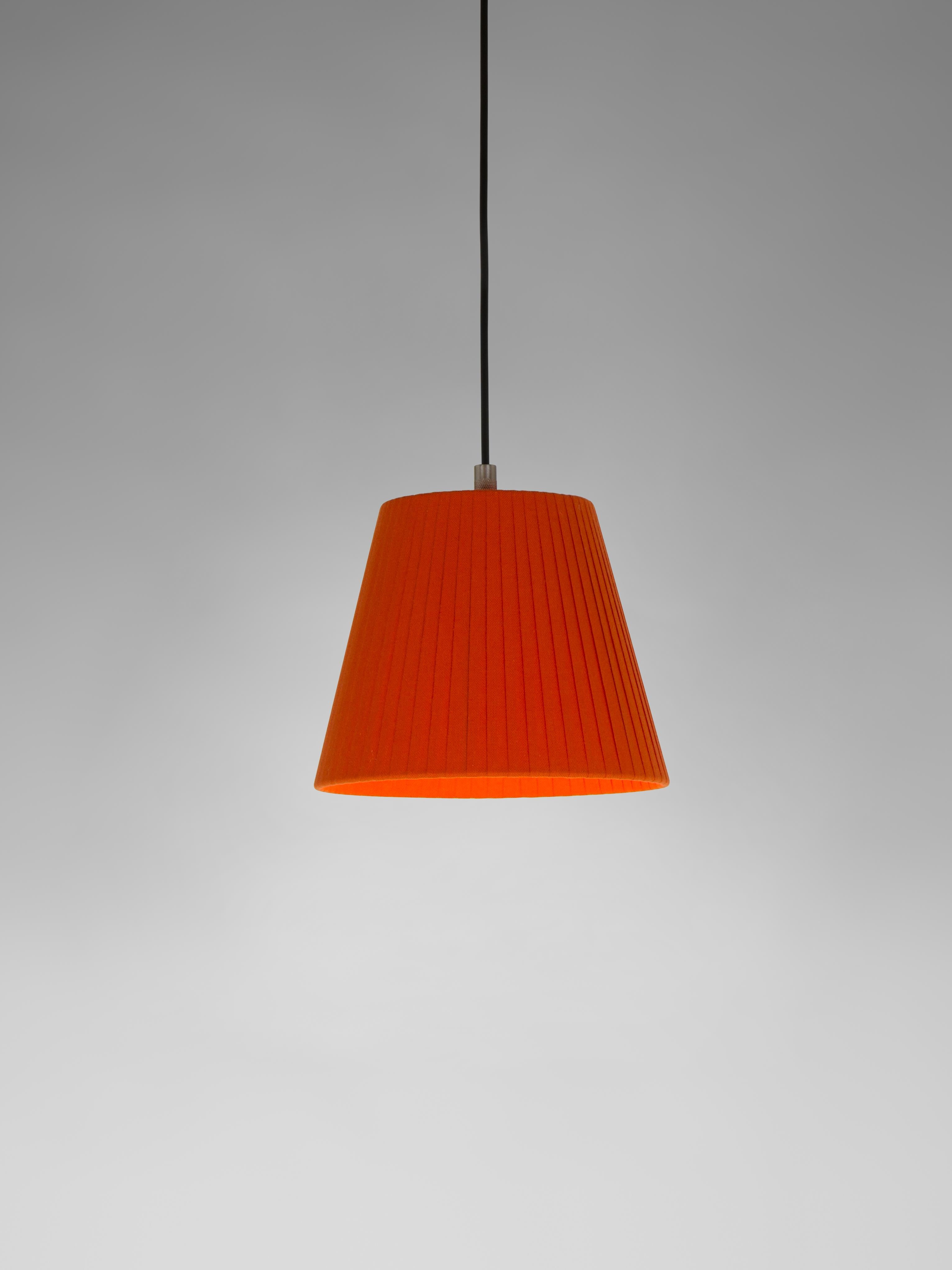Red sísísí cónicas PT1 pendant lamp by Santa & Cole
Dimensions: D 20 x H 16 cm
Materials: Metal, ribbon.
Available in other colors.

The conical shape group has multiple finishes and sizes. It consists of four sizes: PT1, MT1, GT1 and GT3, and