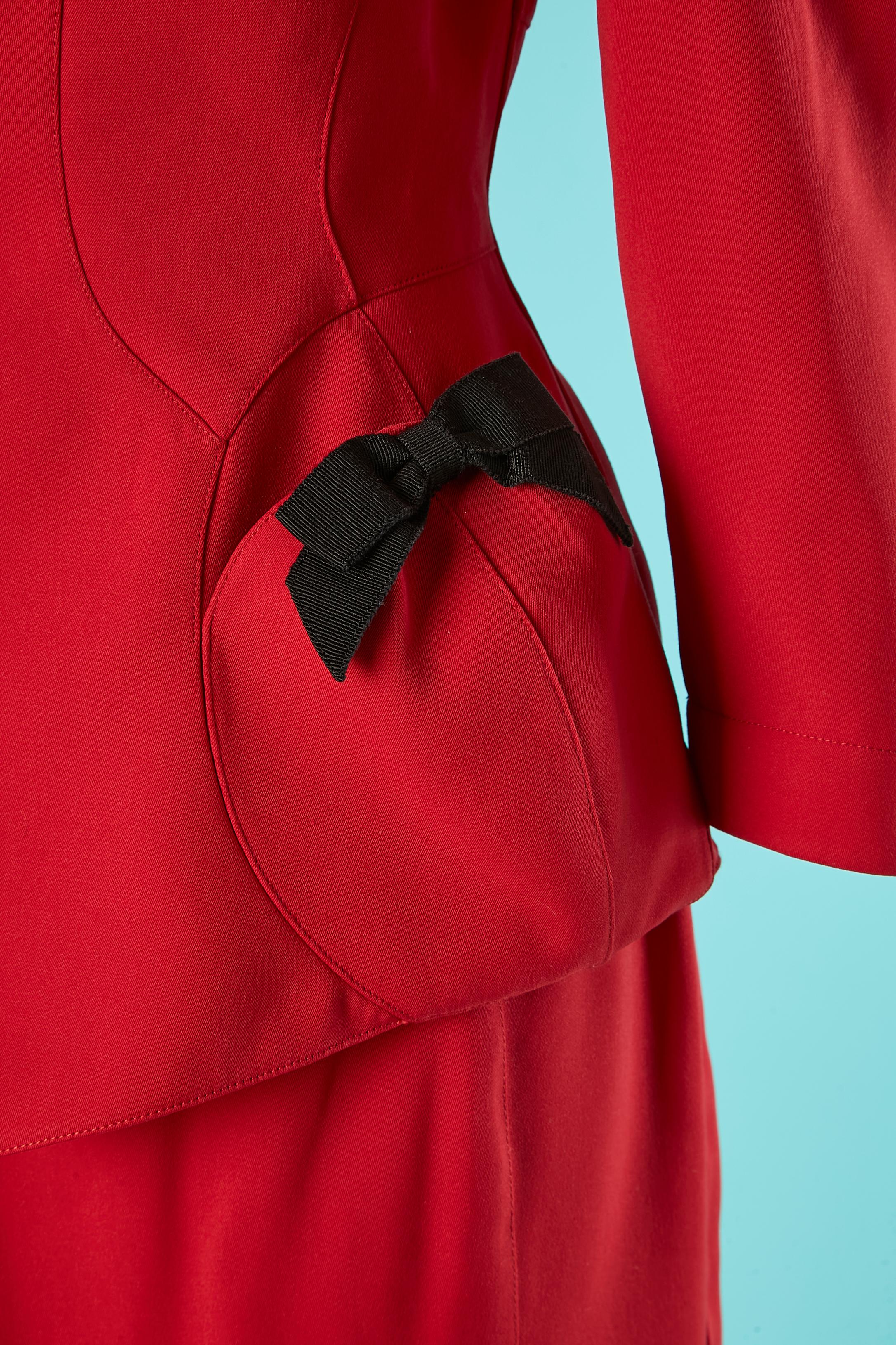 Red skirt suit with gros-grain bow on the pockets Thierry Mugler Circa 1980 In Excellent Condition For Sale In Saint-Ouen-Sur-Seine, FR