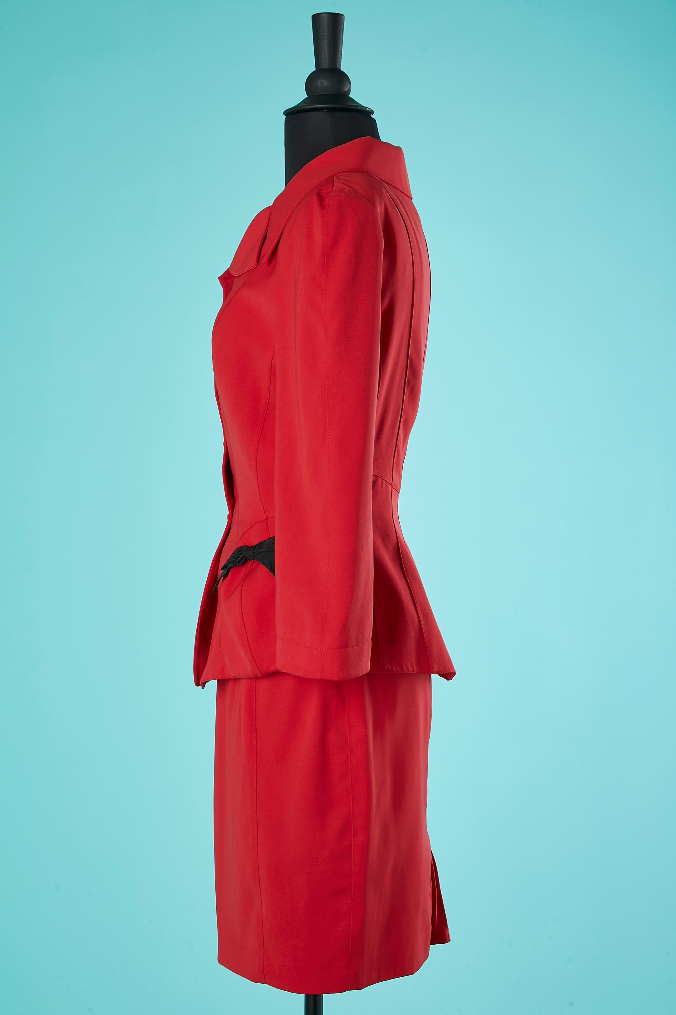 Tailleur jupe rouge avec nœud en Grain sur les poches Thierry Mugler Circa 1980 en vente 1