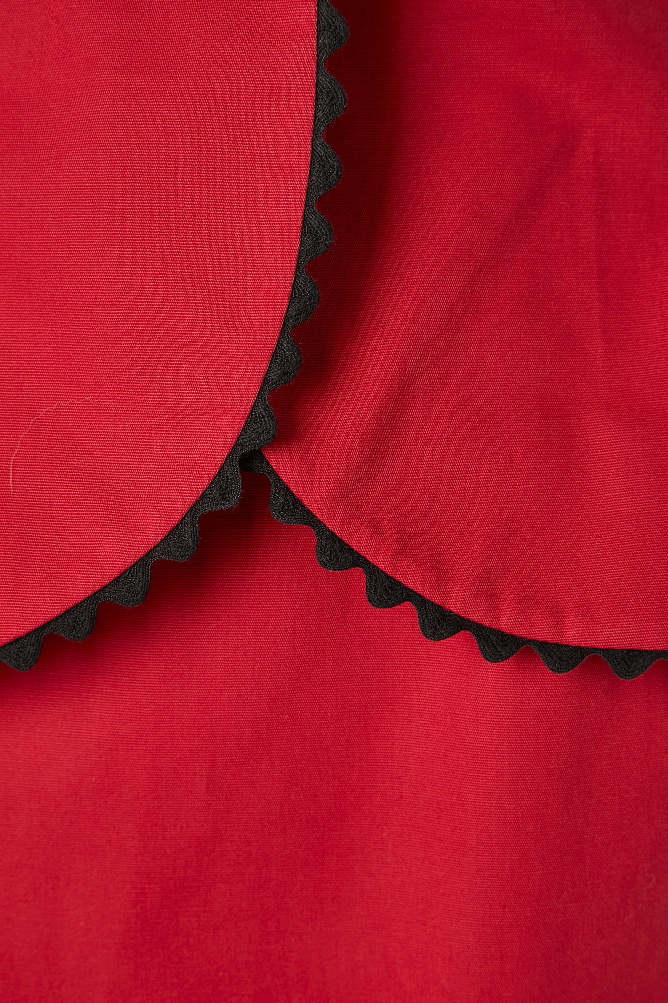 Rouge Combinaison jupe à manches courtes Blanc D'Ivoire des années 1980  en vente