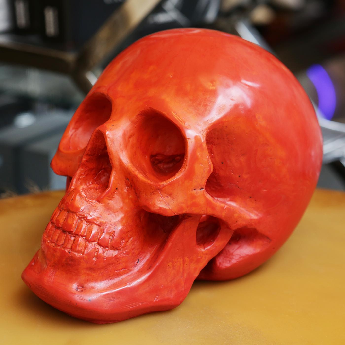 Français Sculpture de crâne rouge en pâte de verre noirci en vente