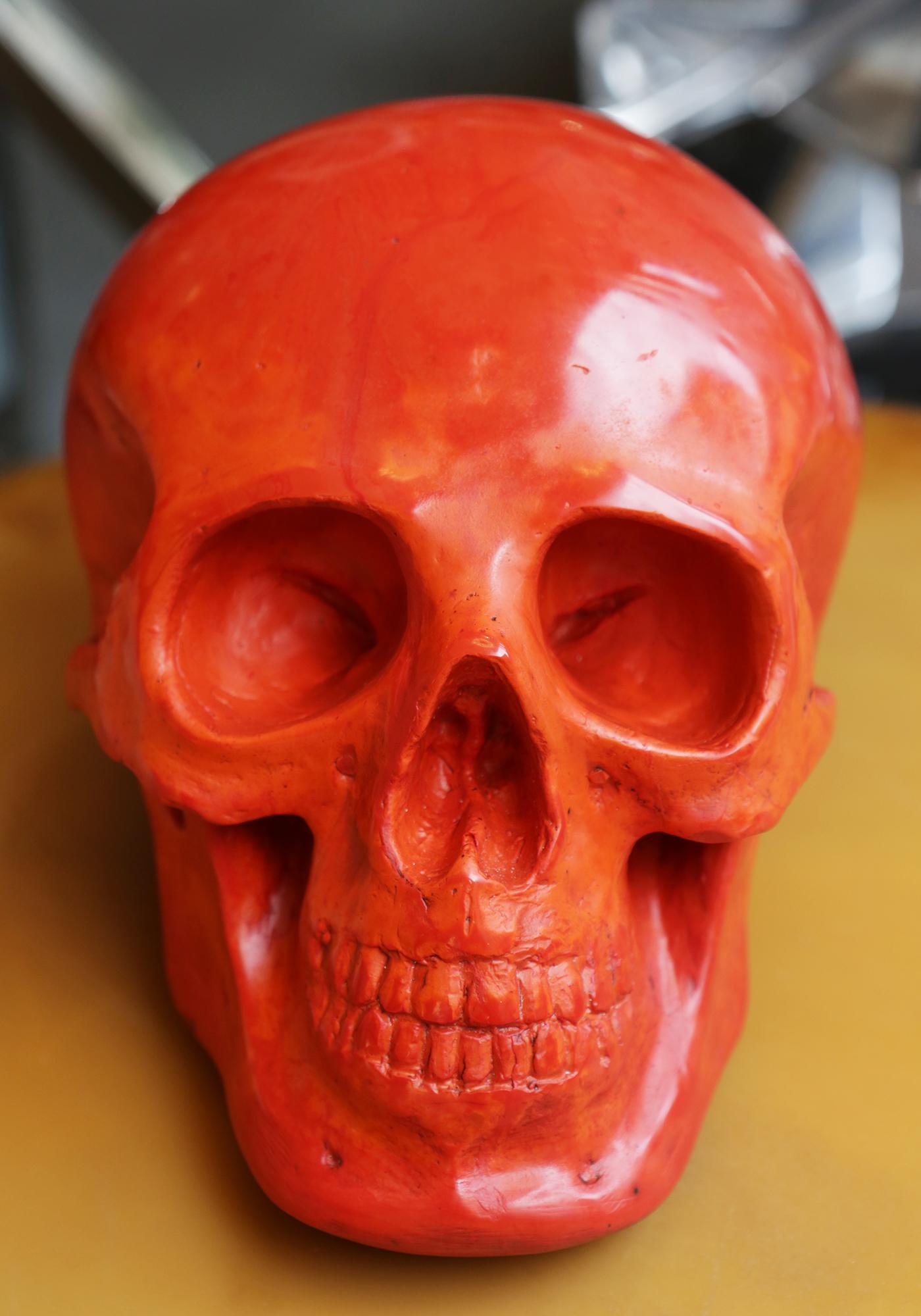 Verre Sculpture de crâne rouge en pâte de verre noirci en vente