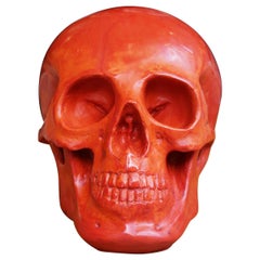 Rote Totenkopf-Skulptur aus geschwärztem Glas