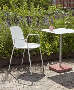 Tavolo Terrazzo, quadrato, rosso e grigio cielo, di Daniel Enoksson per Hay