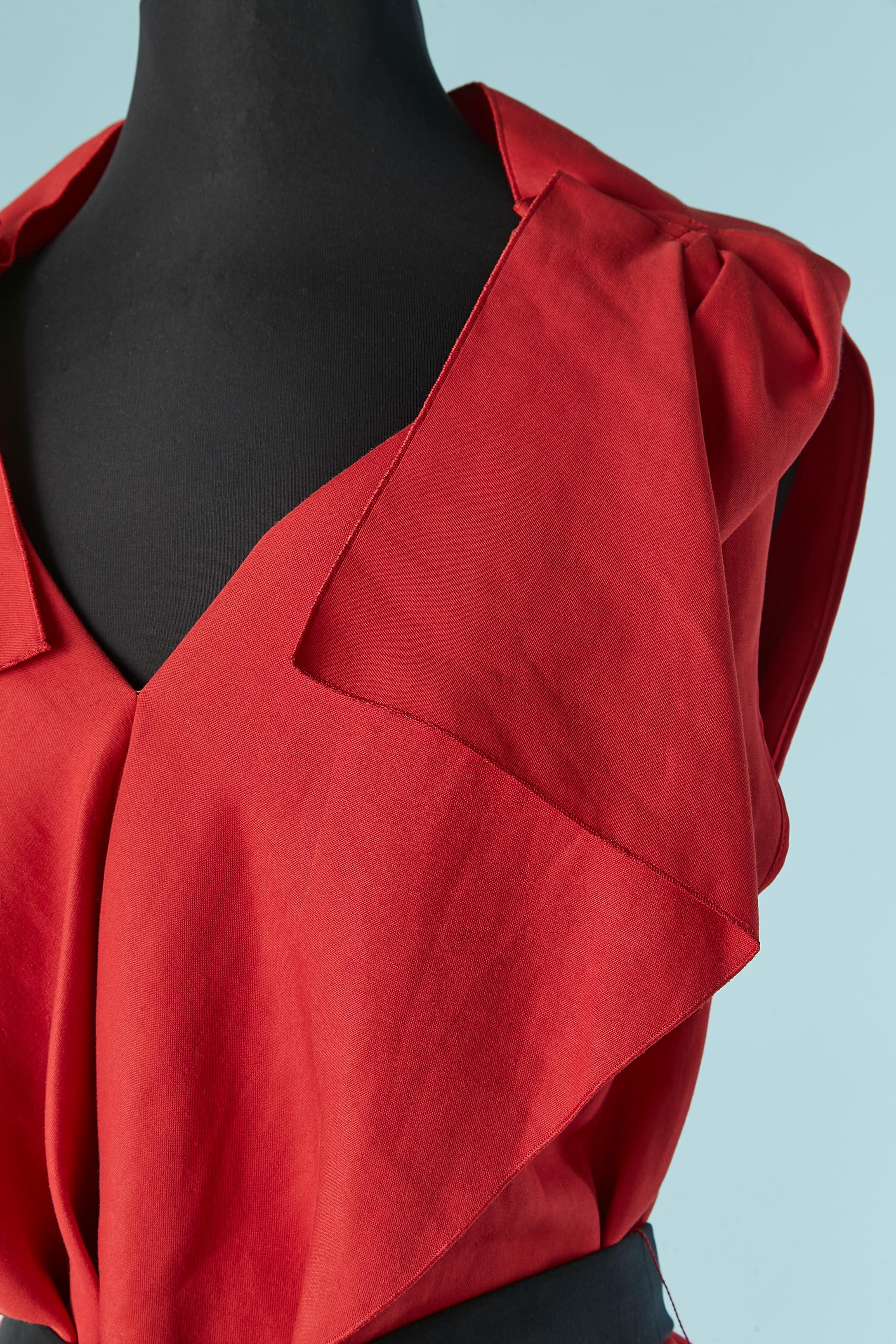 Vestido de cóctel rojo sin mangas con cinturón de seda negro. Composición del tejido exterior: 57% ramio, 43% algodón. Cinturón interior con cierre a presión. 
Cierre con cremallera en la parte central de la espalda. 
TALLA 42 (It) 38 (Fr) M 