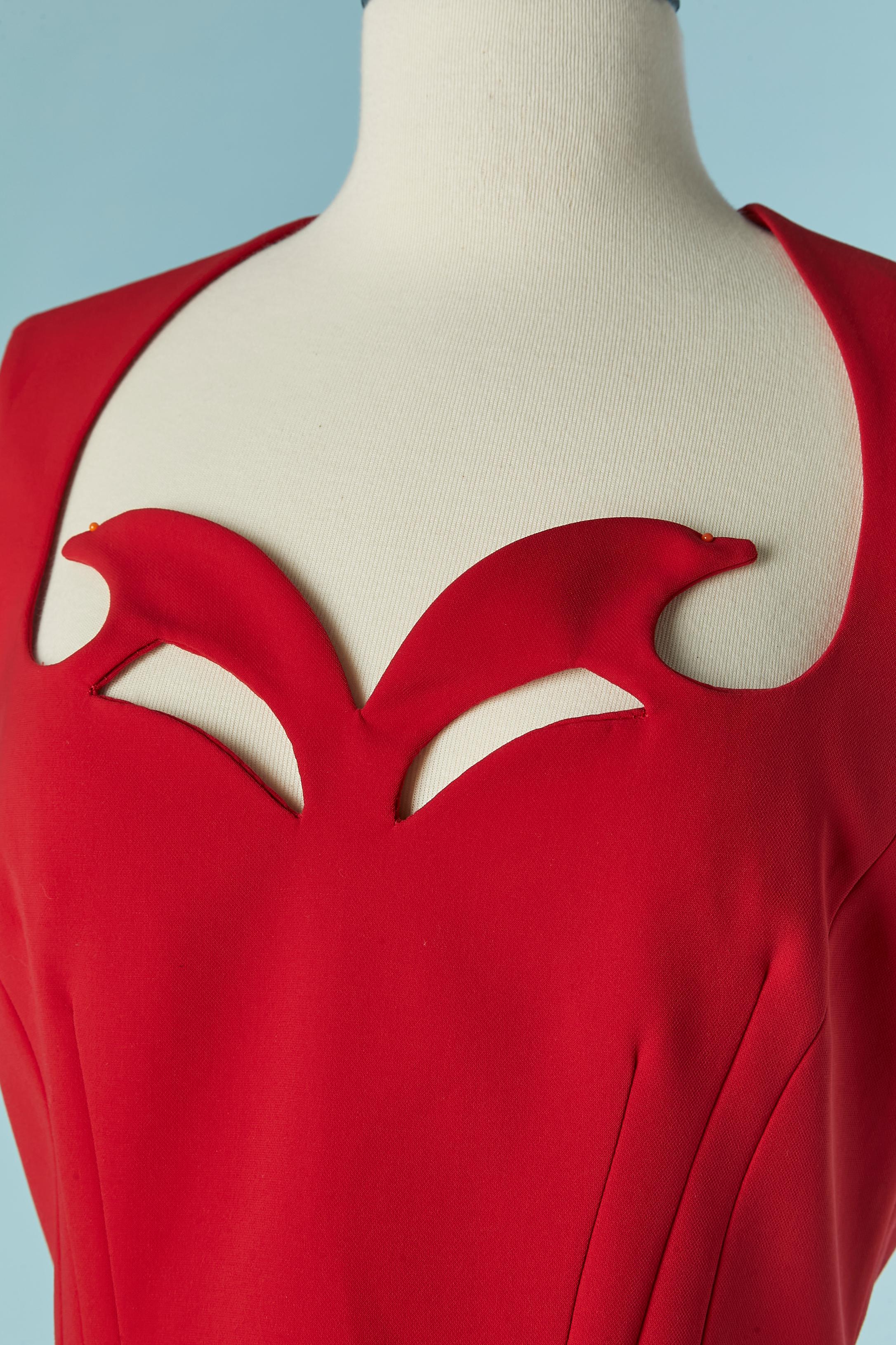 Red sleeveless cocktail dress. Main fabric composition: 89% polyester, 11% polyurethane. Lining composition: 90% acetate, 5% elastane, 5% silk. Gros grain inside along the zip.
Invisible zip on the middle back. Split middle back, lenght = 18cm
New