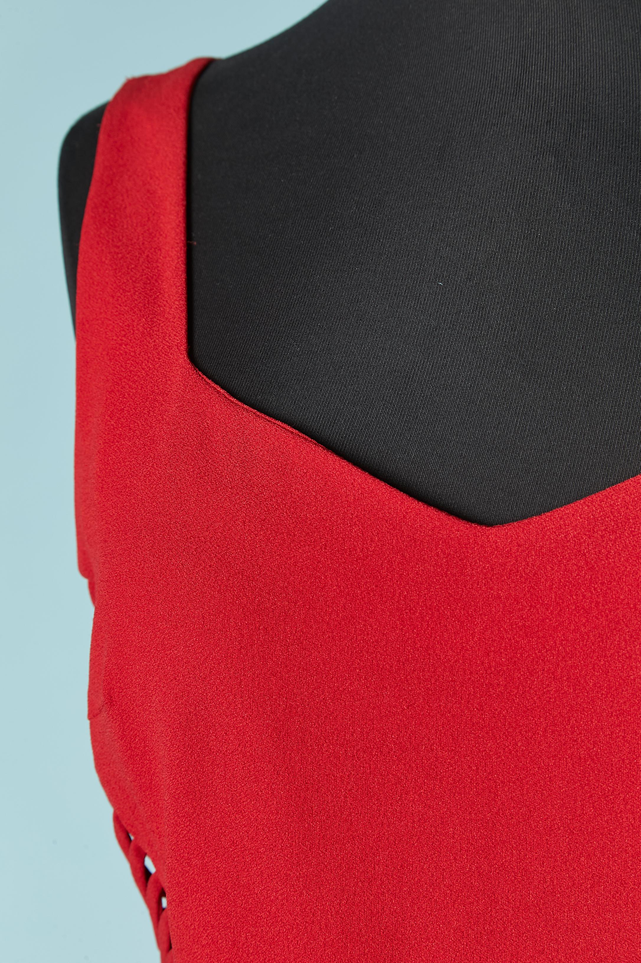 Red sleeveless cocktail dress with string on the side. Shell fabric composition: 56% acetate, 29% rayon, 15% PBT. Lining ( only inside the top part of the dress) 57% rayon, 43% PBT
Zip closure on the middle back. Split on the side front, lenght=