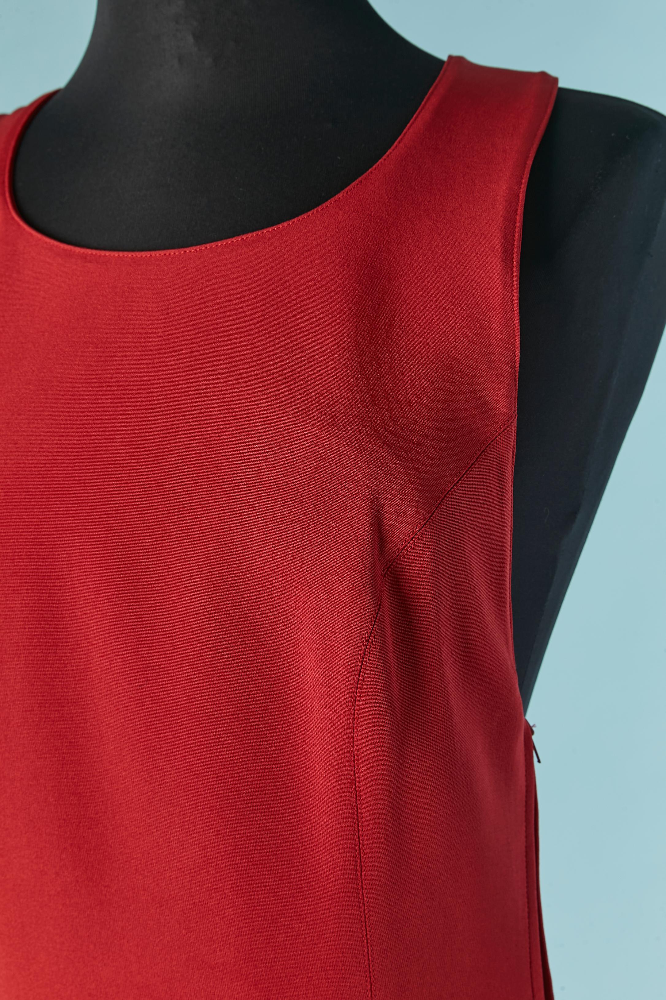 Vestido de noche rojo sin mangas con abertura en el lado izquierdo ( largo= 60cm) 
Composición del tejido principal: 60% acetato, 40% rayón. Forro: 100% cupro. 
Trabajo de corte, bolsillo en la espalda, botones decorativos en la parte superior