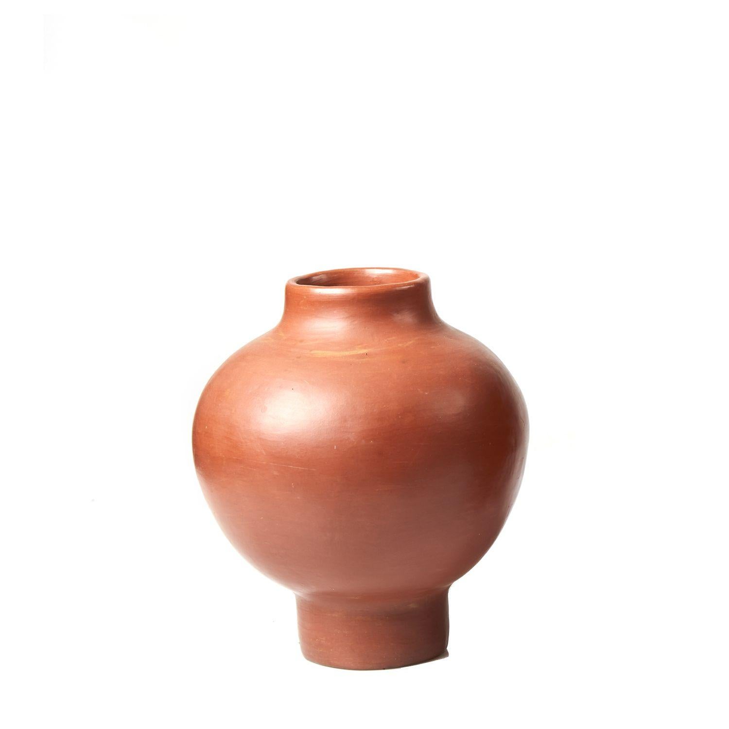Rote kleine Vase von Sebastian Herkner
MATERIALIEN: Hitzebeständige rote Keramik. 
Technik: Glasiert. Im Ofen gegart und mit Halbedelsteinen poliert. 
Abmessungen: Durchmesser 23 cm x Höhe 28 cm 
Erhältlich in den Größen Large und Mini.