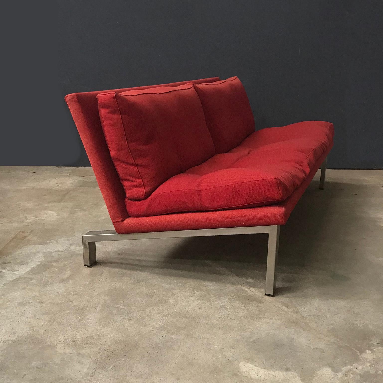 Ver Rare Red Sofa with Beautiful Chrome Base with Rectangle Legs Questo divano è stato prodotto solo un anno ed è molto raro perché la produzione era troppo costosa e non poteva competere con il Martin Visser Sofa. 
Questo divano è di alta qualità e