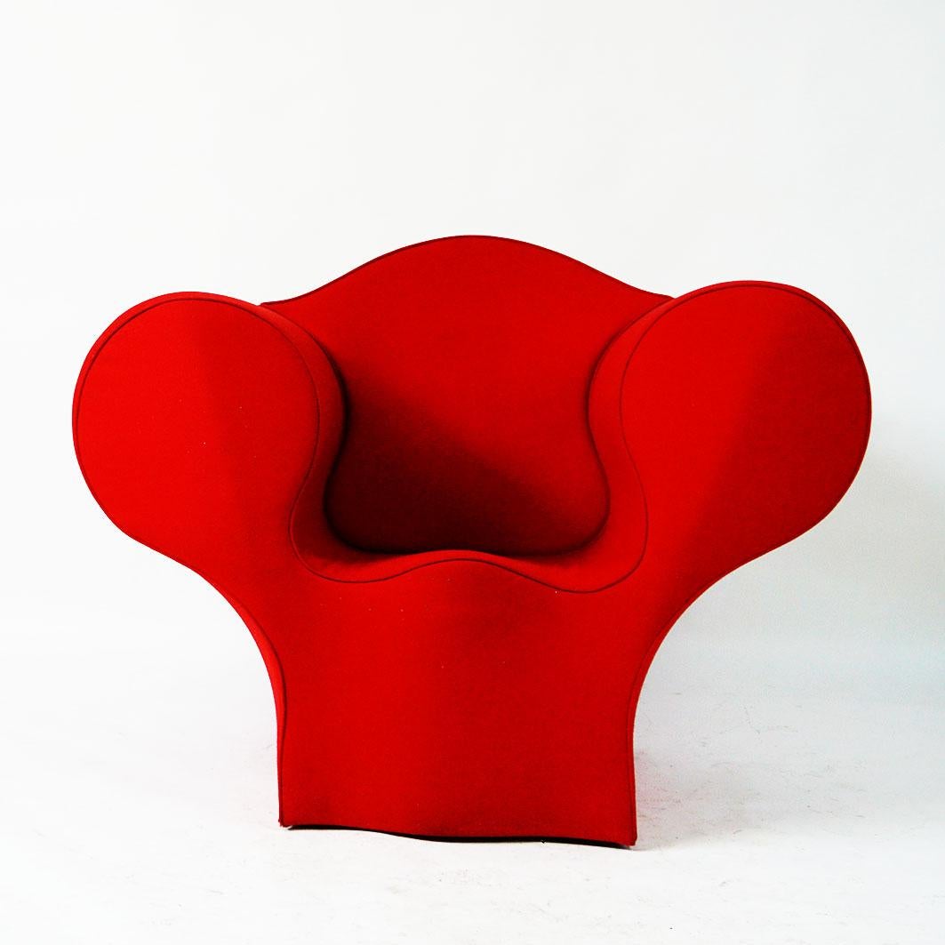 Ce modèle de chaise longue postmoderne Soft Big Easy a été conçu par Ron Arad 1888 pour Poltrona Moroso Italie. Il est recouvert d'un magnifique tissu rouge.
À partir d'une chaise facile en acier conçue par Ron Arad en 1988, la collection s'est