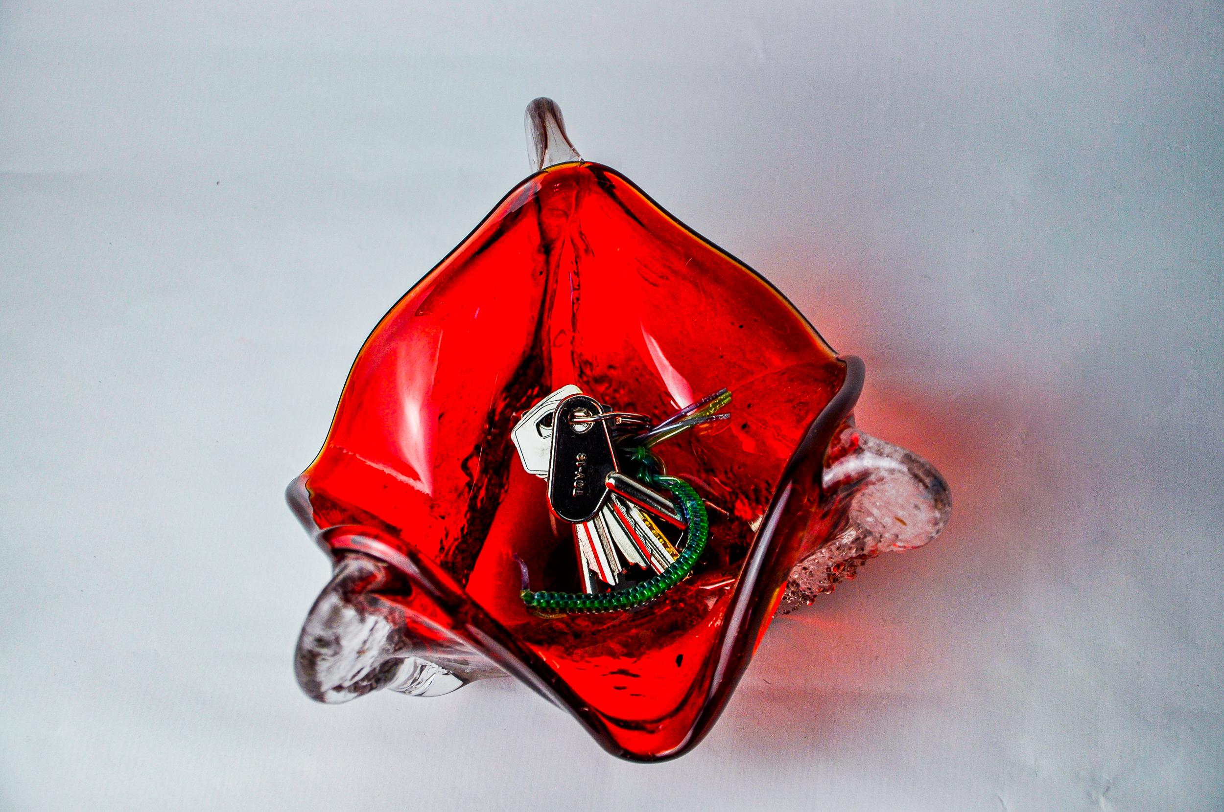 Superbo svuotatasche sommerso rosso con effetto smerigliato progettato e prodotto per Seguso a Murano negli anni Settanta. Vetro lavorato a mano con la tecnica del sommerso (sovrapposizione di strati di vetro fuso). Magnifico oggetto da collezione e