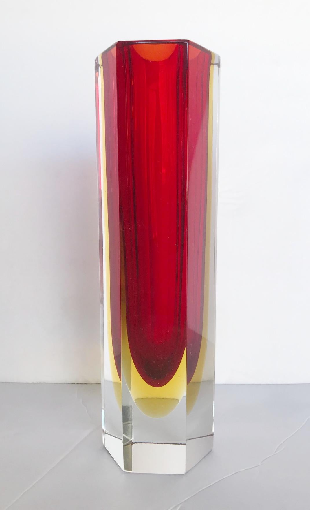 Jarrón vintage italiano de cristal de Murano rojo facetado soplado con técnica Sommerso / Diseñado por Mandruzzato hacia 1960 / Fabricado en Italia 
Altura: 8,5 pulgadas / Diámetro 2,75 pulgadas
¡¡¡1 en stock en Palm Springs actualmente EN REBAJA