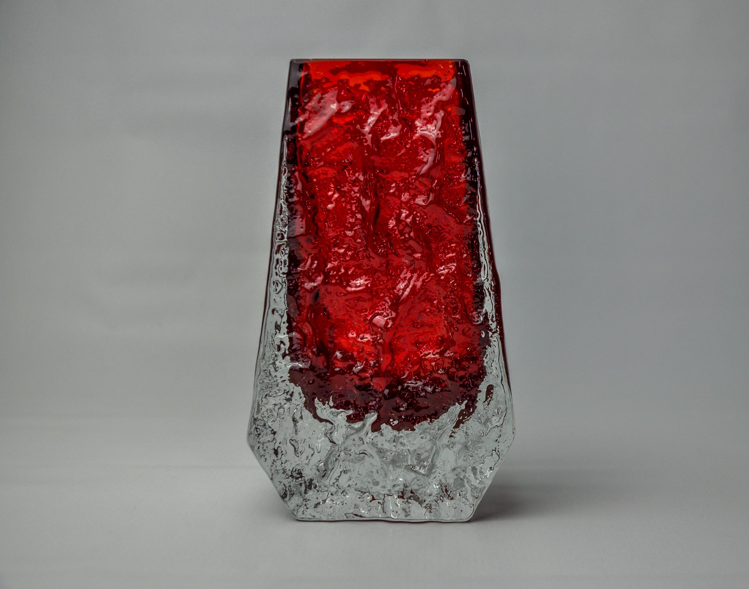 Superbo e raro vaso sommerso con effetto ghiaccio rosso disegnato e prodotto per Seguso a Murano negli anni Settanta. Vetro lavorato a mano con la tecnica del sommerso (sovrapposizione di strati di vetro fuso). Magnifico oggetto da collezione e