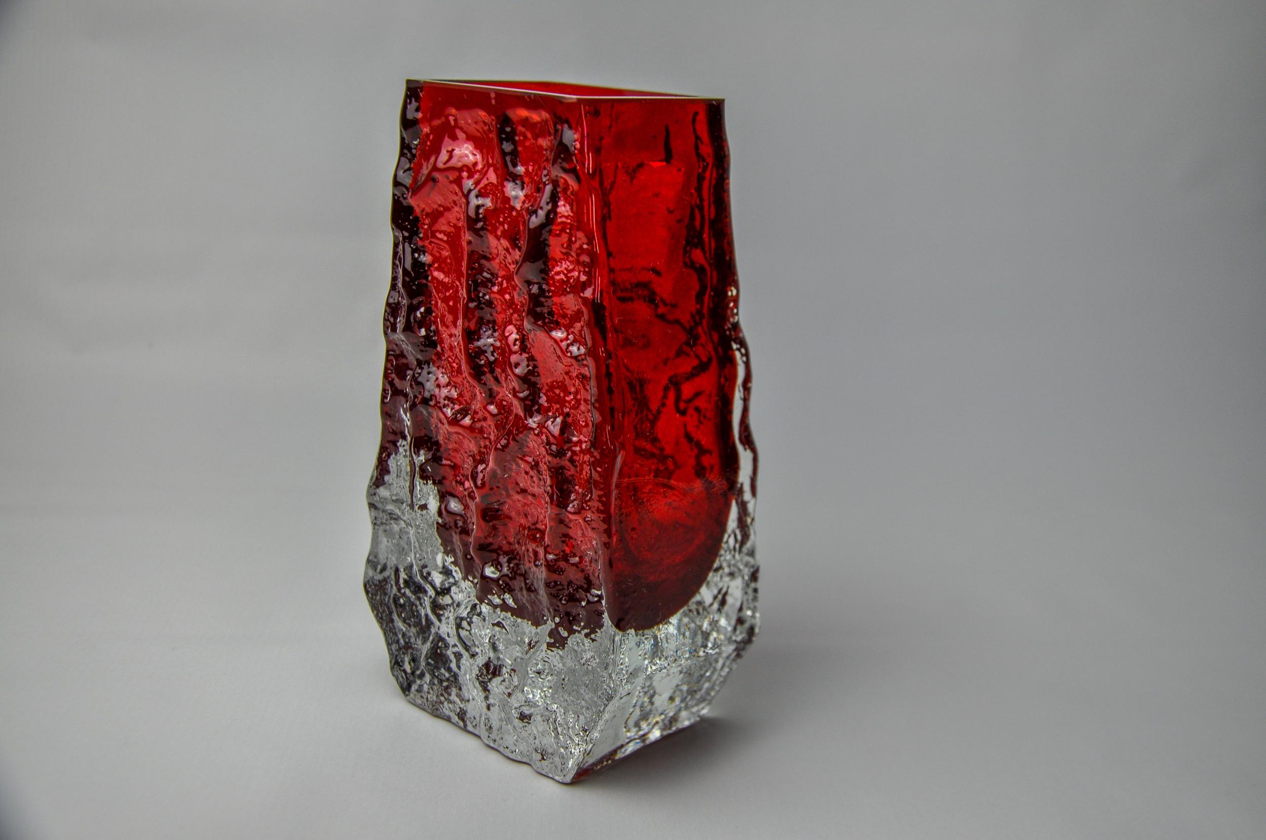 Hollywood Regency Vaso Sommerso rosso con effetto ghiaccio di Seguso, Murano, Italia, 1970 in vendita