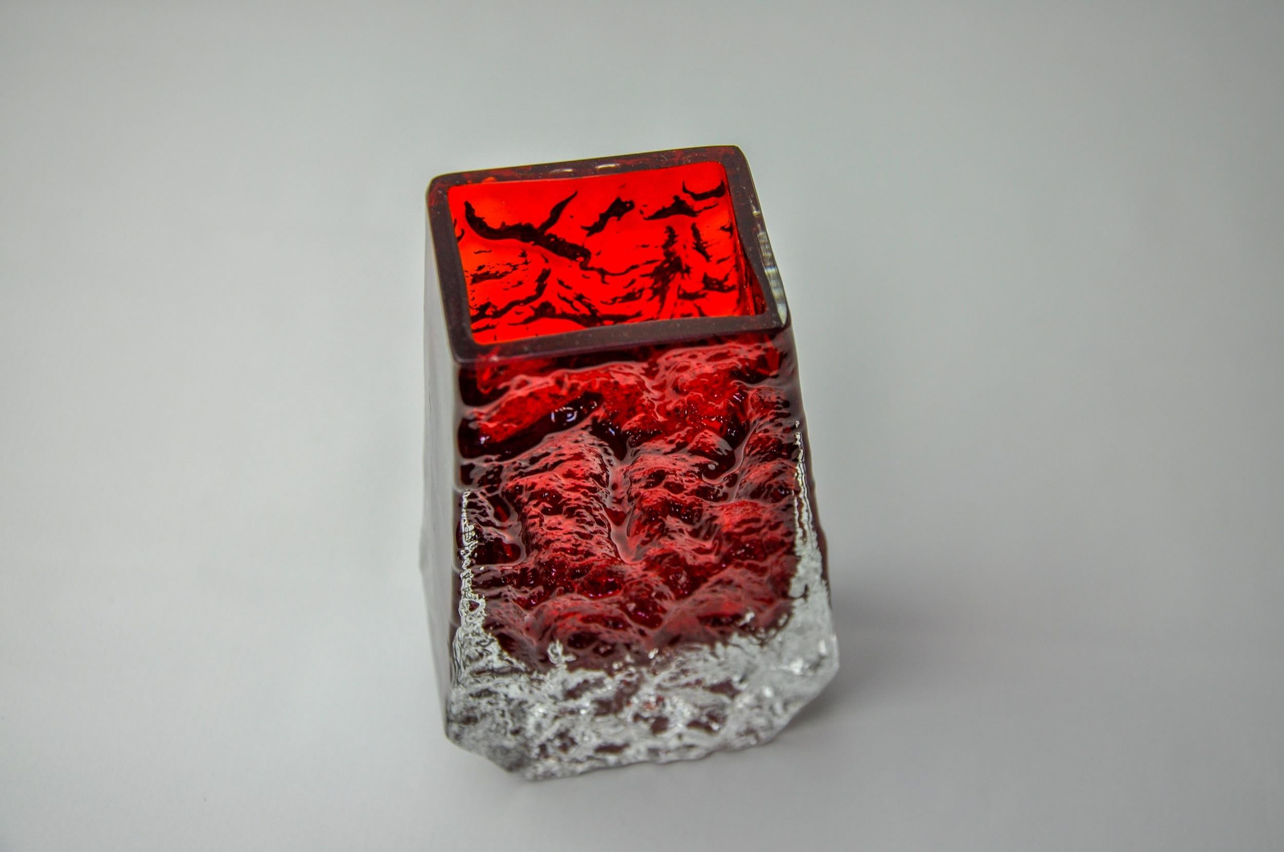 Italiano Vaso Sommerso rosso con effetto ghiaccio di Seguso, Murano, Italia, 1970 in vendita